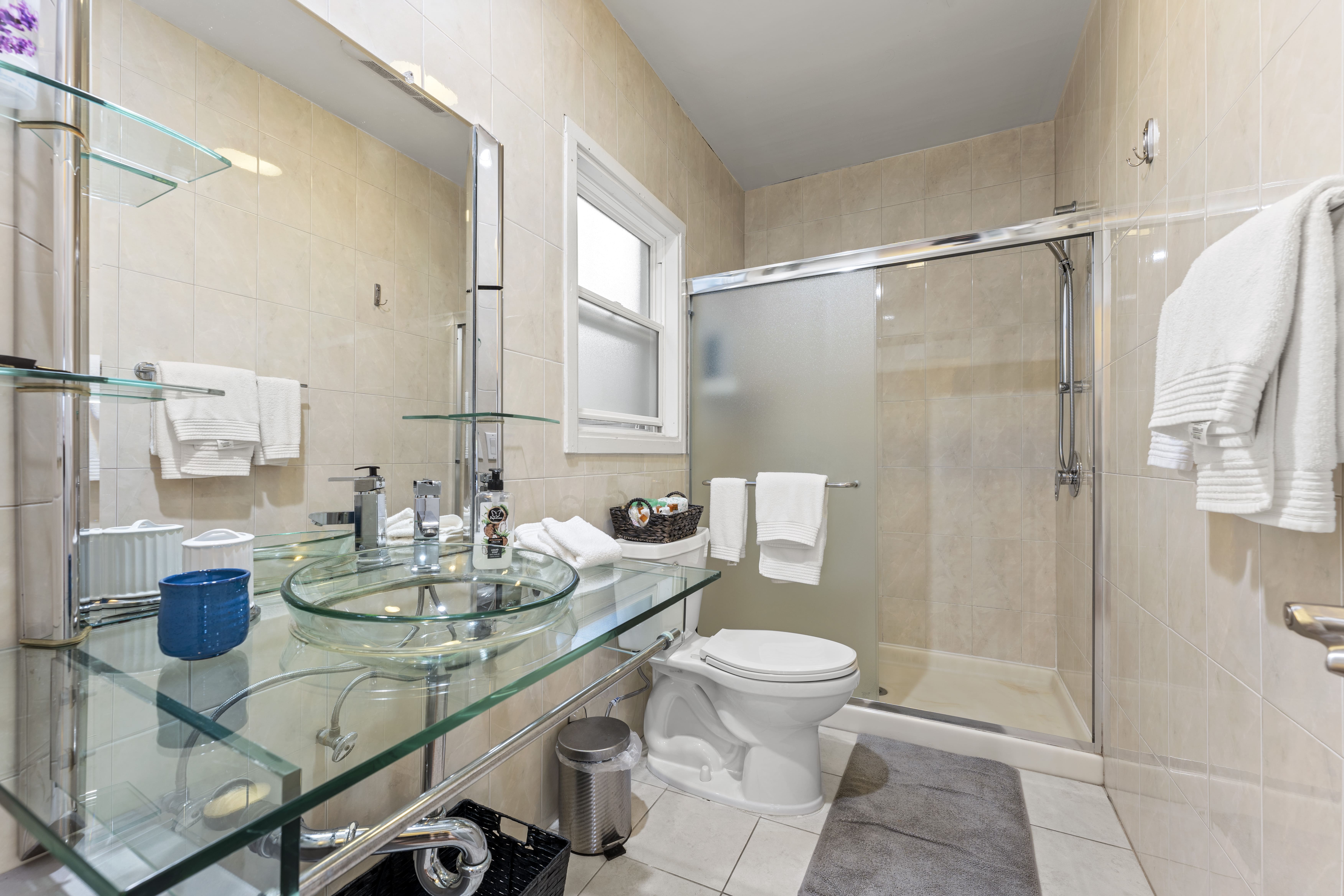 FREE PARKING+Living Room, 2 Queen Beds & 2 Baths. photo 3