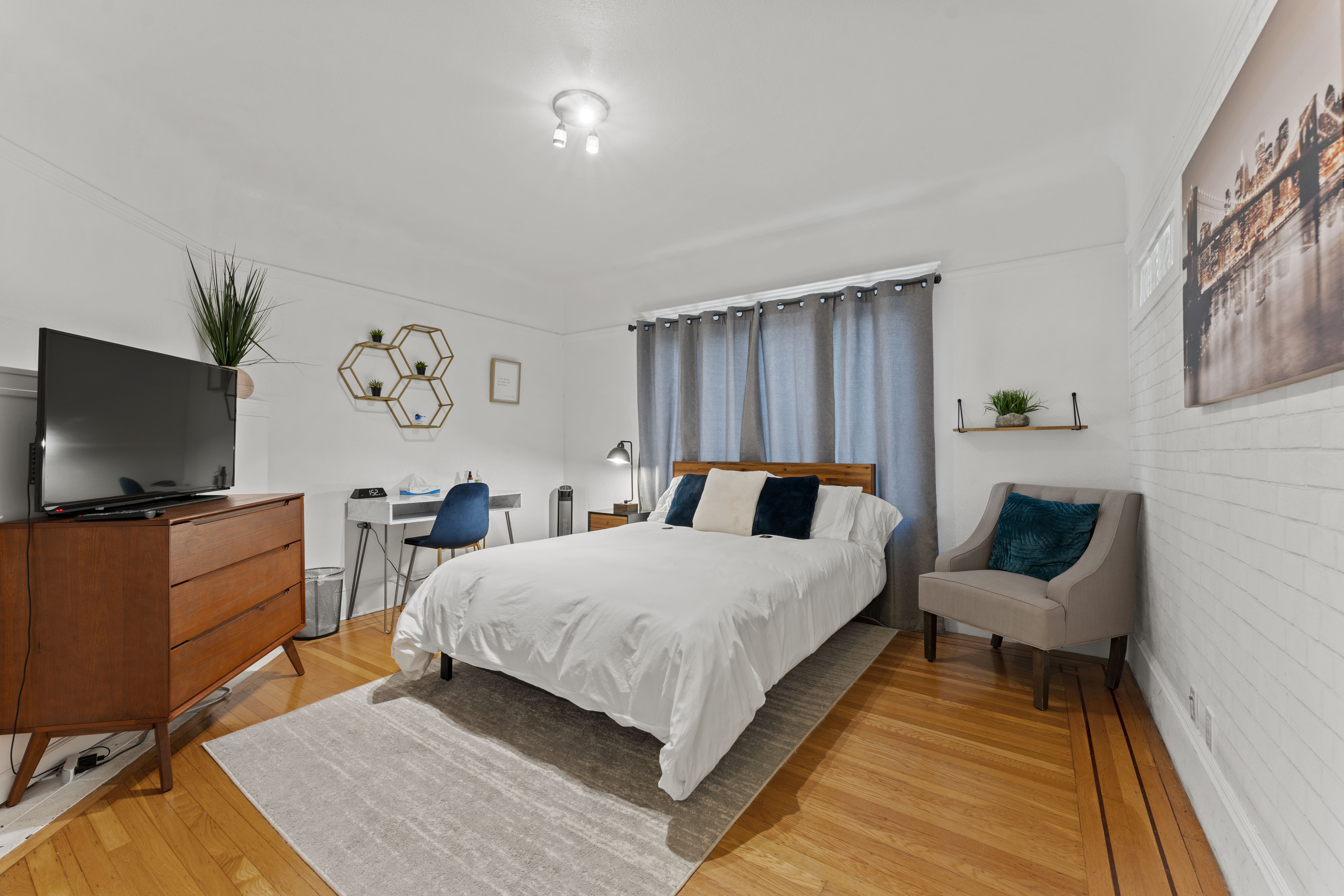 FREE PARKING+Living Room, 2 Queen Beds & 2 Baths. photo 2