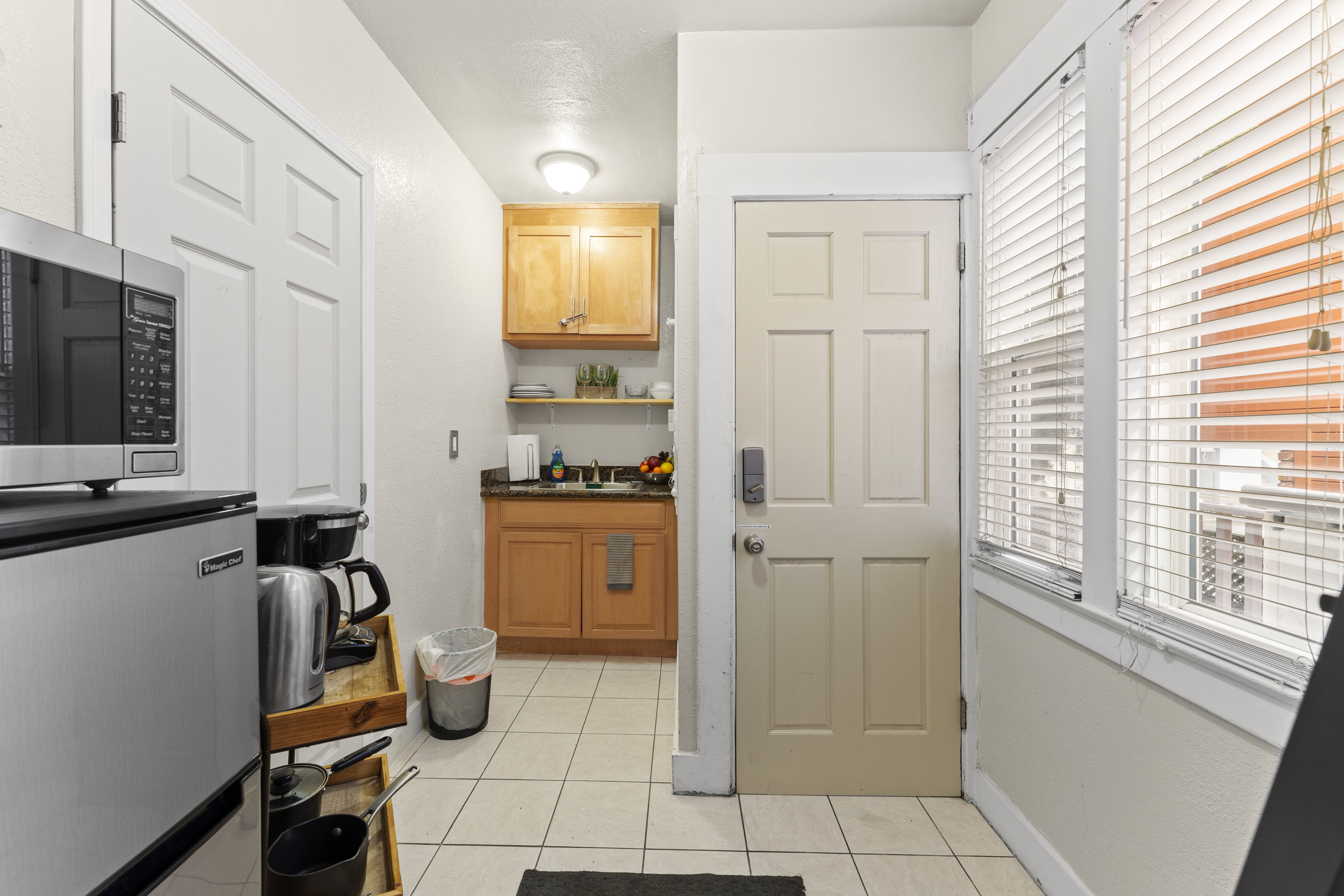 Studio, VERY CLEAN, Hotel-feels, en-suite. photo 4