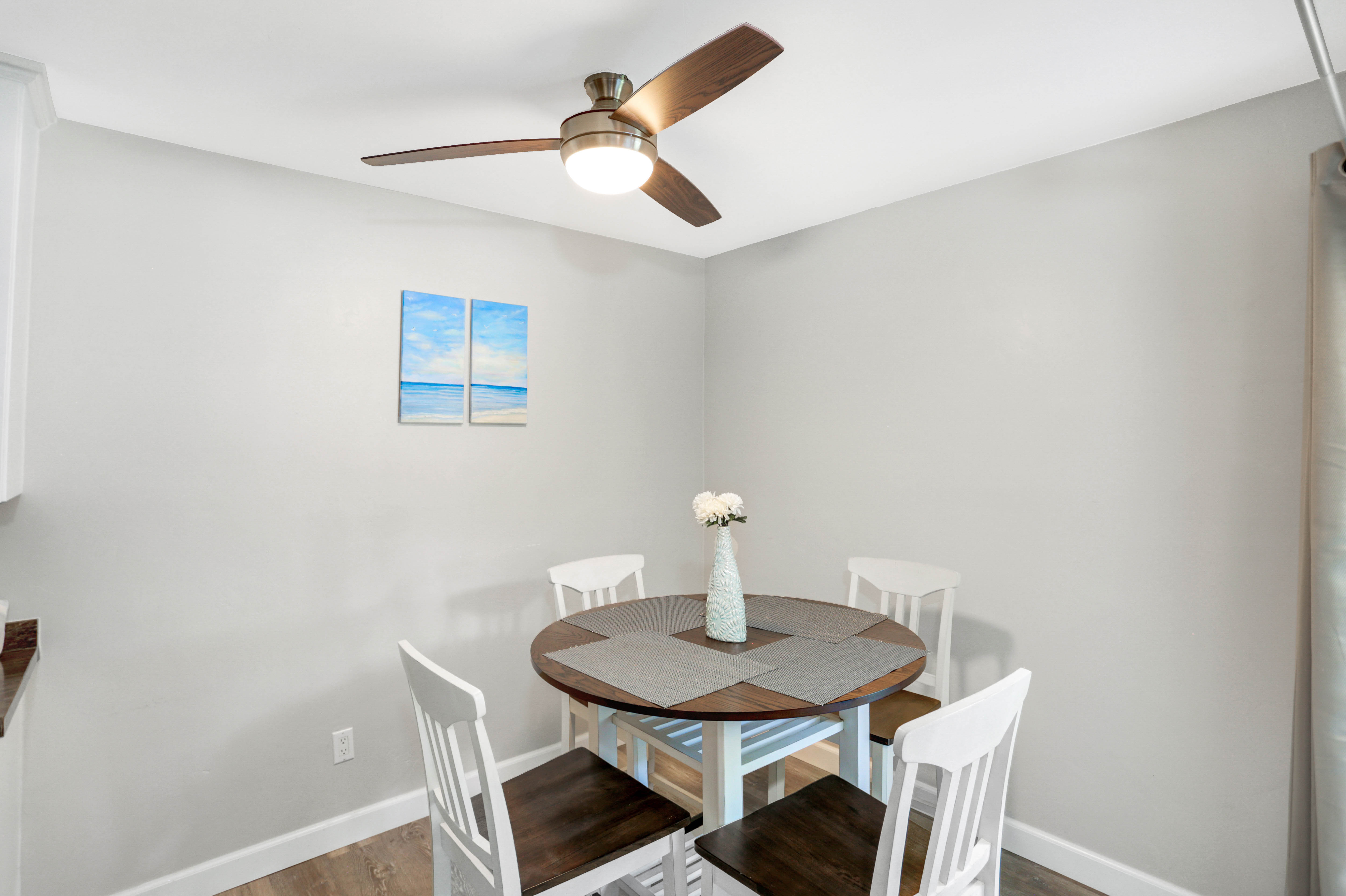 Large Private Balcony, 1 BR Central Condo, Parking photo 3