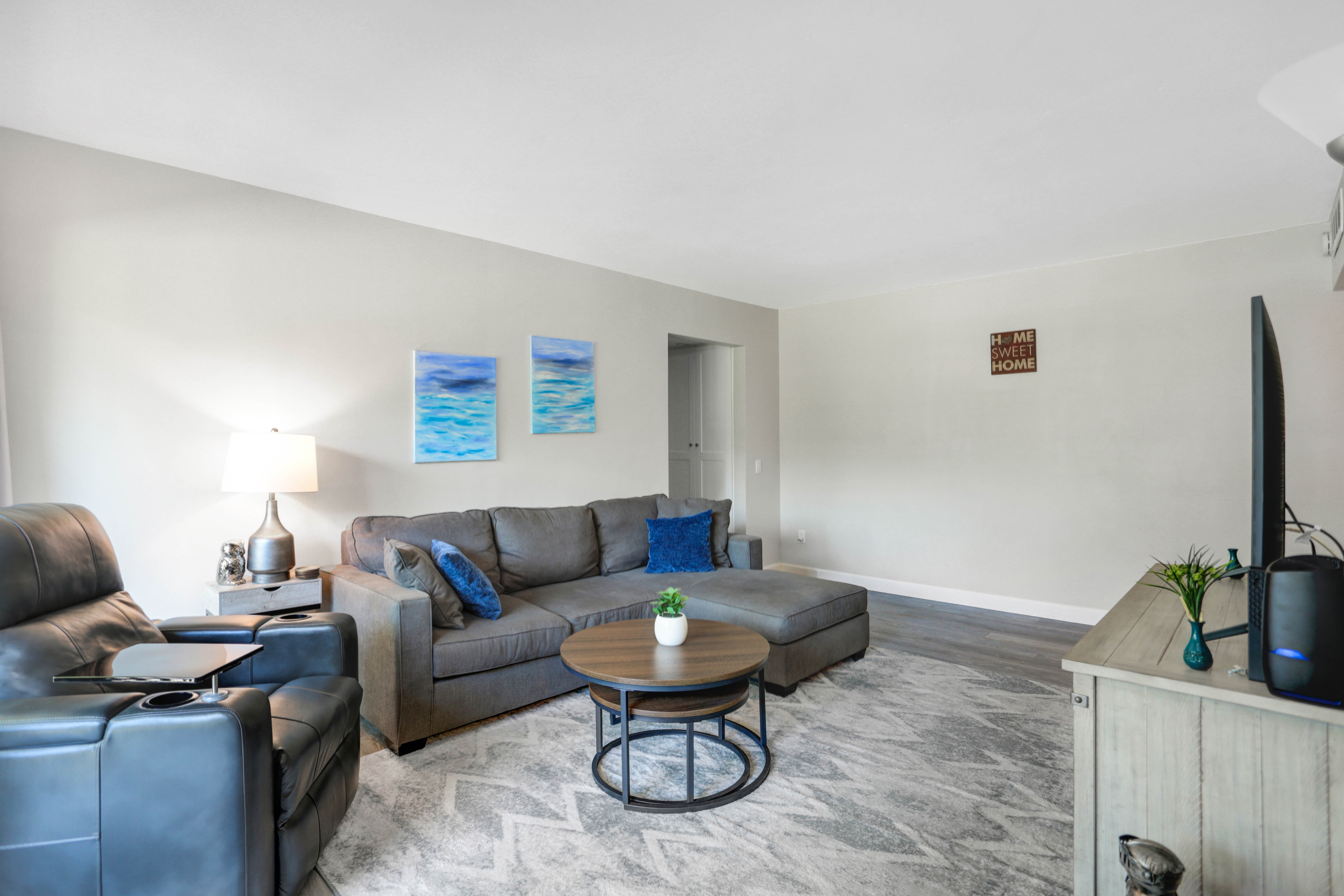 Large Private Balcony, 1 BR Central Condo, Parking photo 2