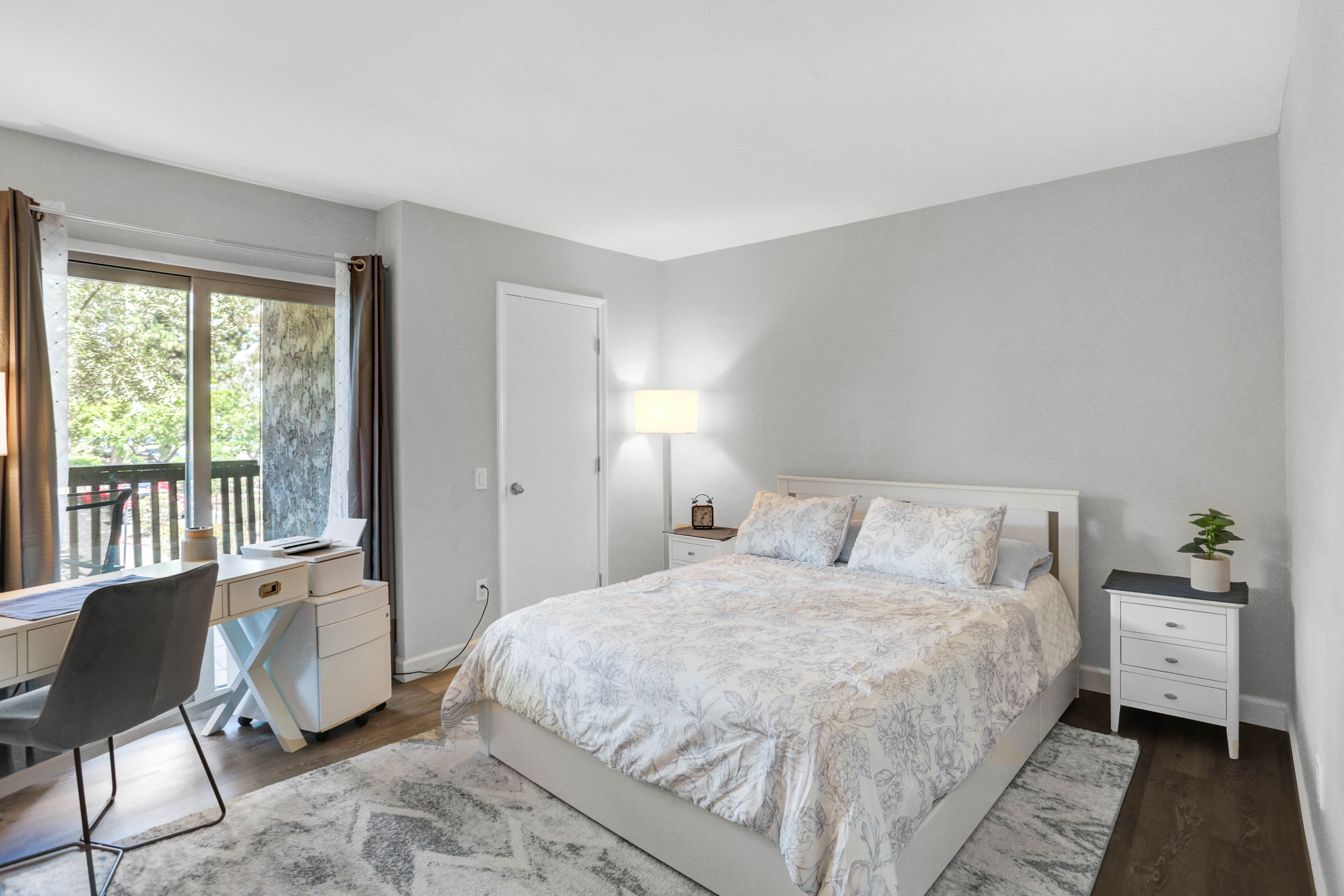 Large Private Balcony, 1 BR Central Condo, Parking photo 5