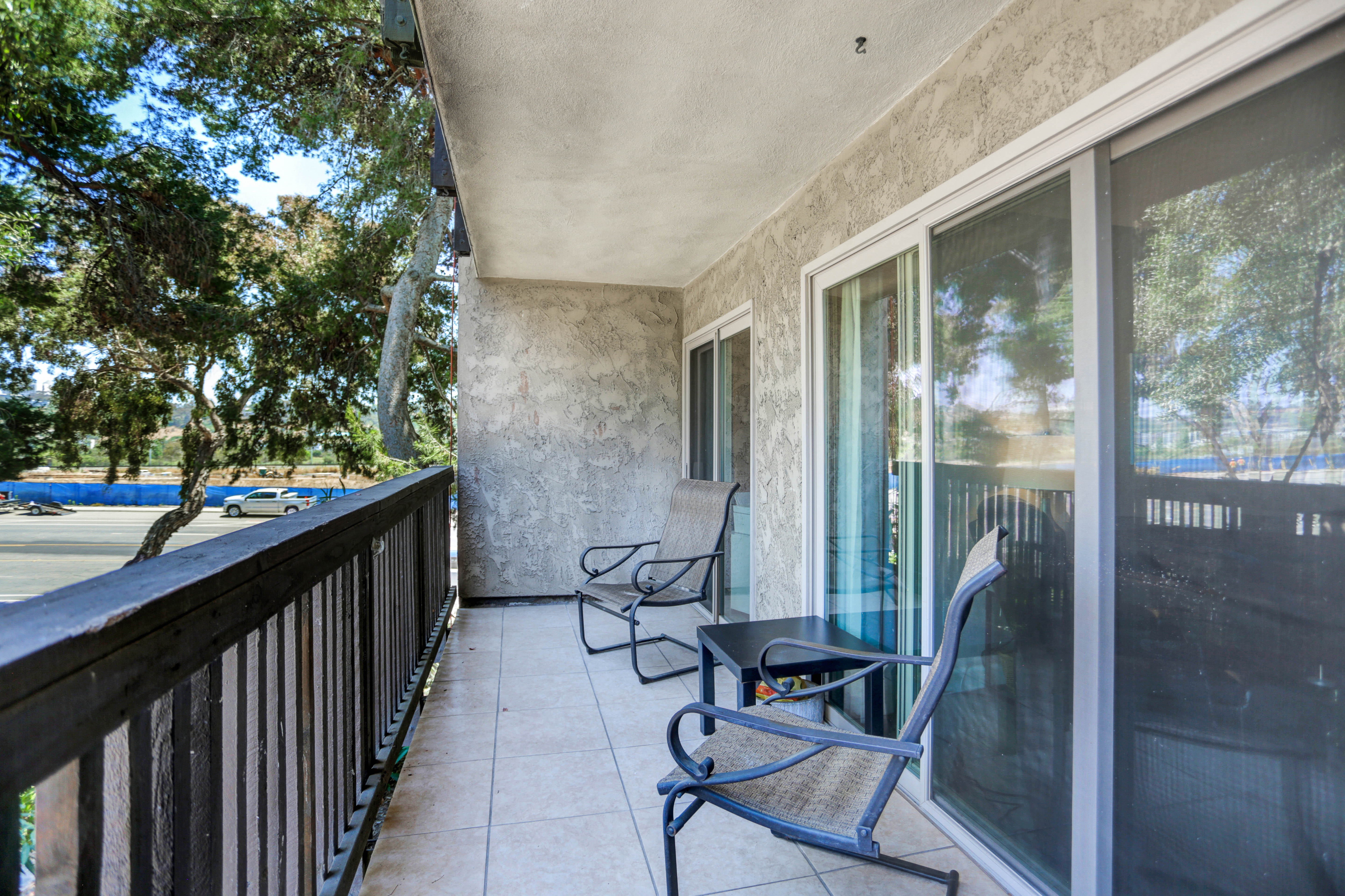 Large Private Balcony, 1 BR Central Condo, Parking photo 4