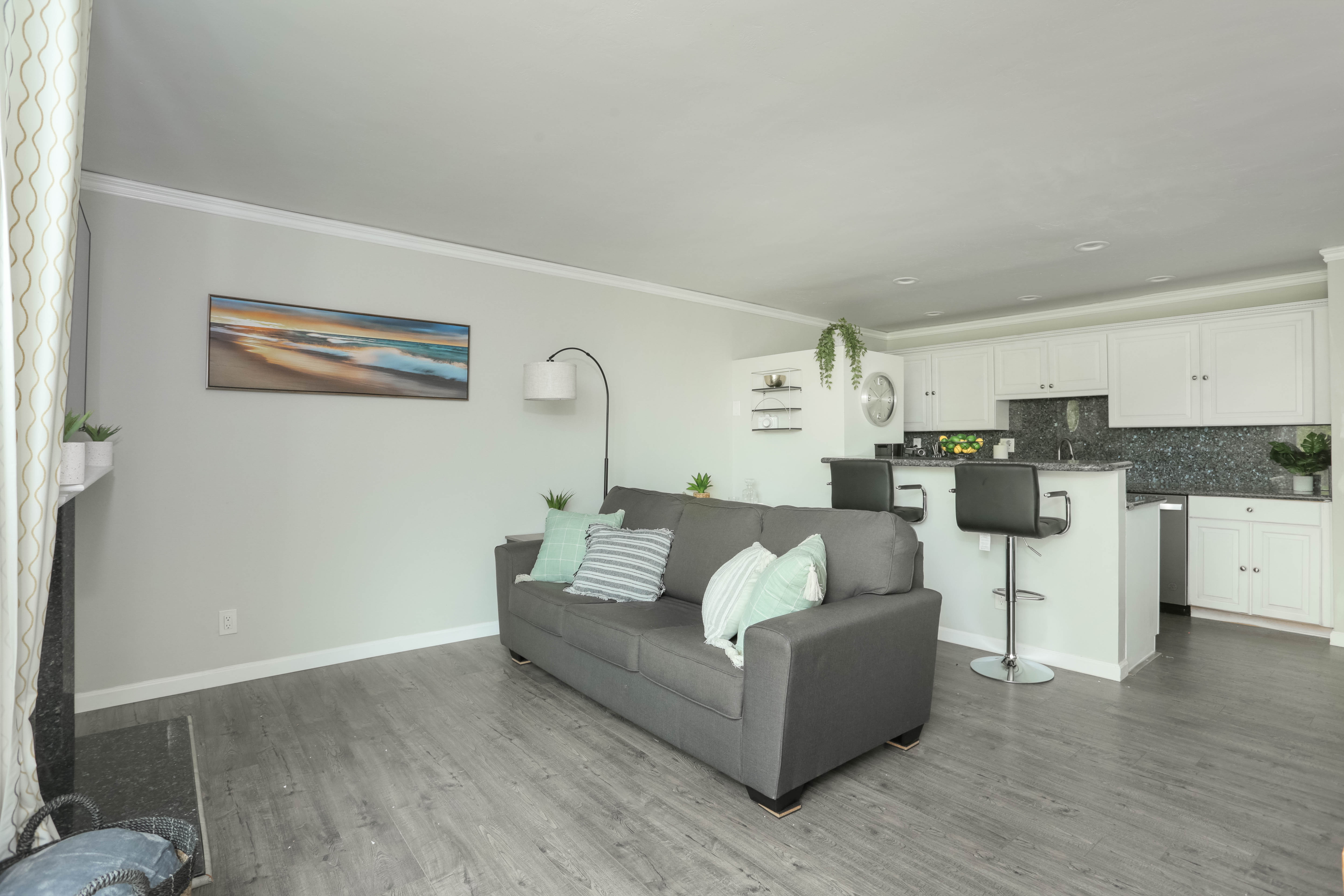 Top Floor | Balcony | W/D | Sea World | Amenities photo 4