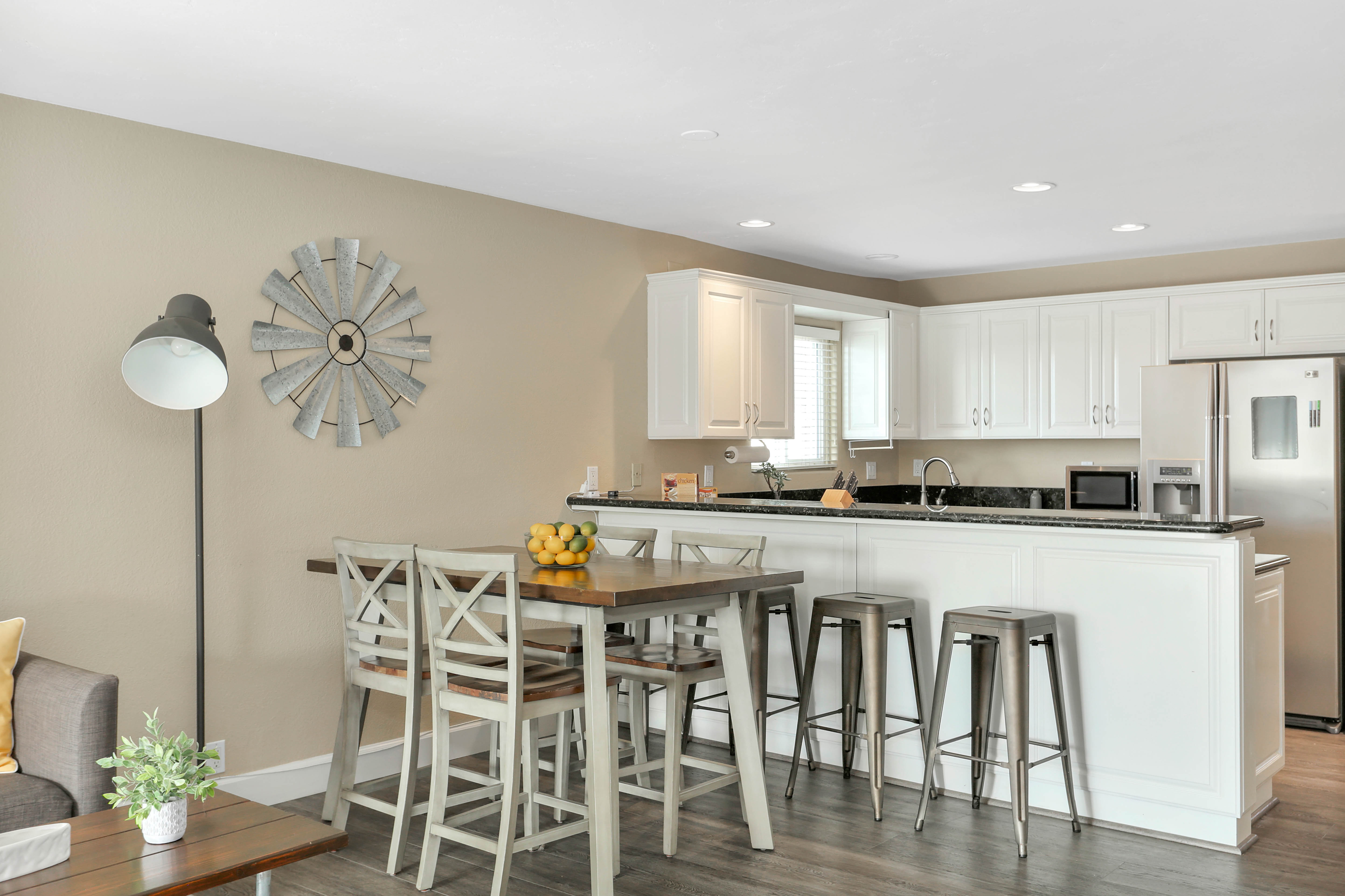 Luxury Condo, 2BR - Balcony, Washer/Dryer, Pets OK photo 3