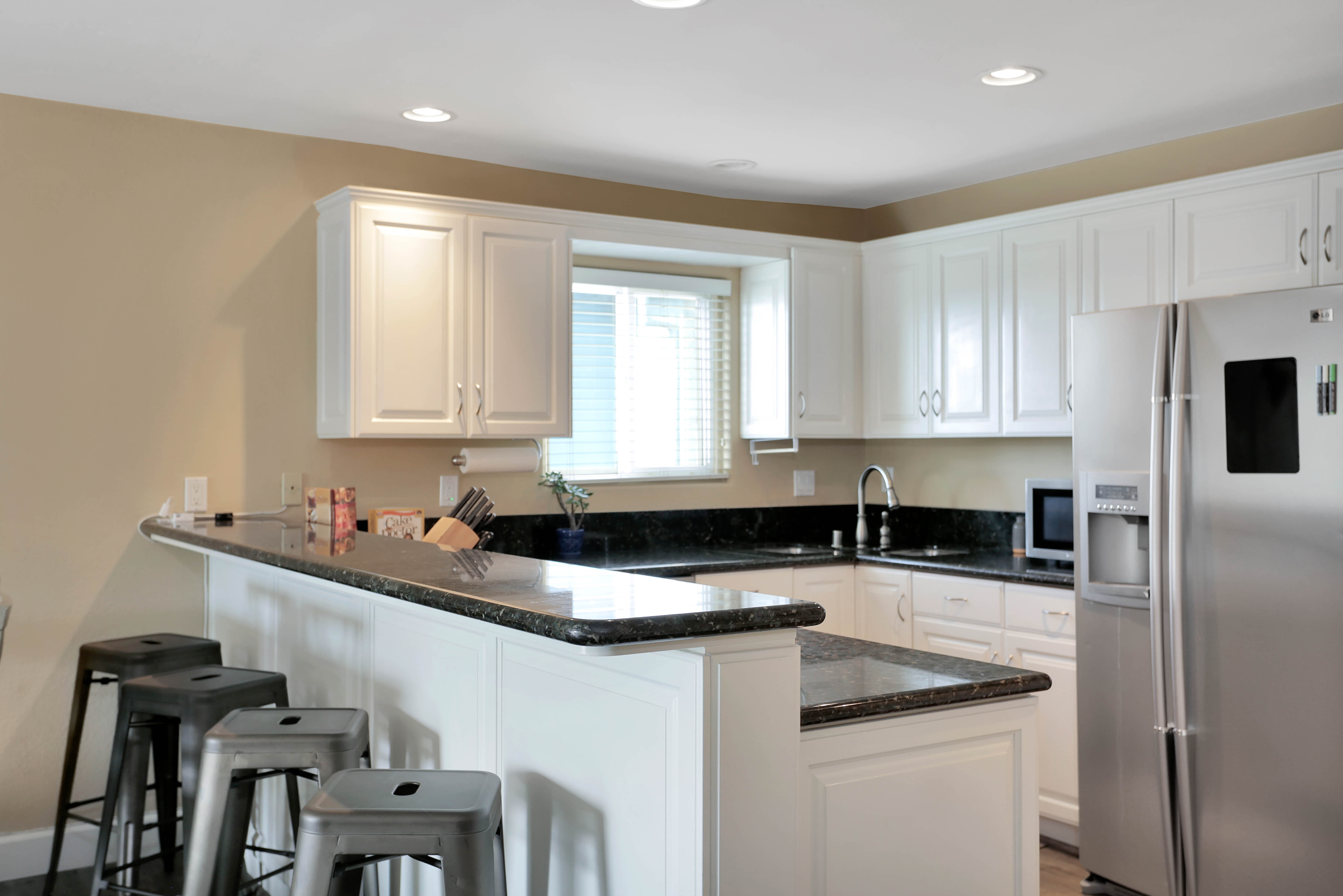 Luxury Condo, 2BR - Balcony, Washer/Dryer, Pets OK photo 4