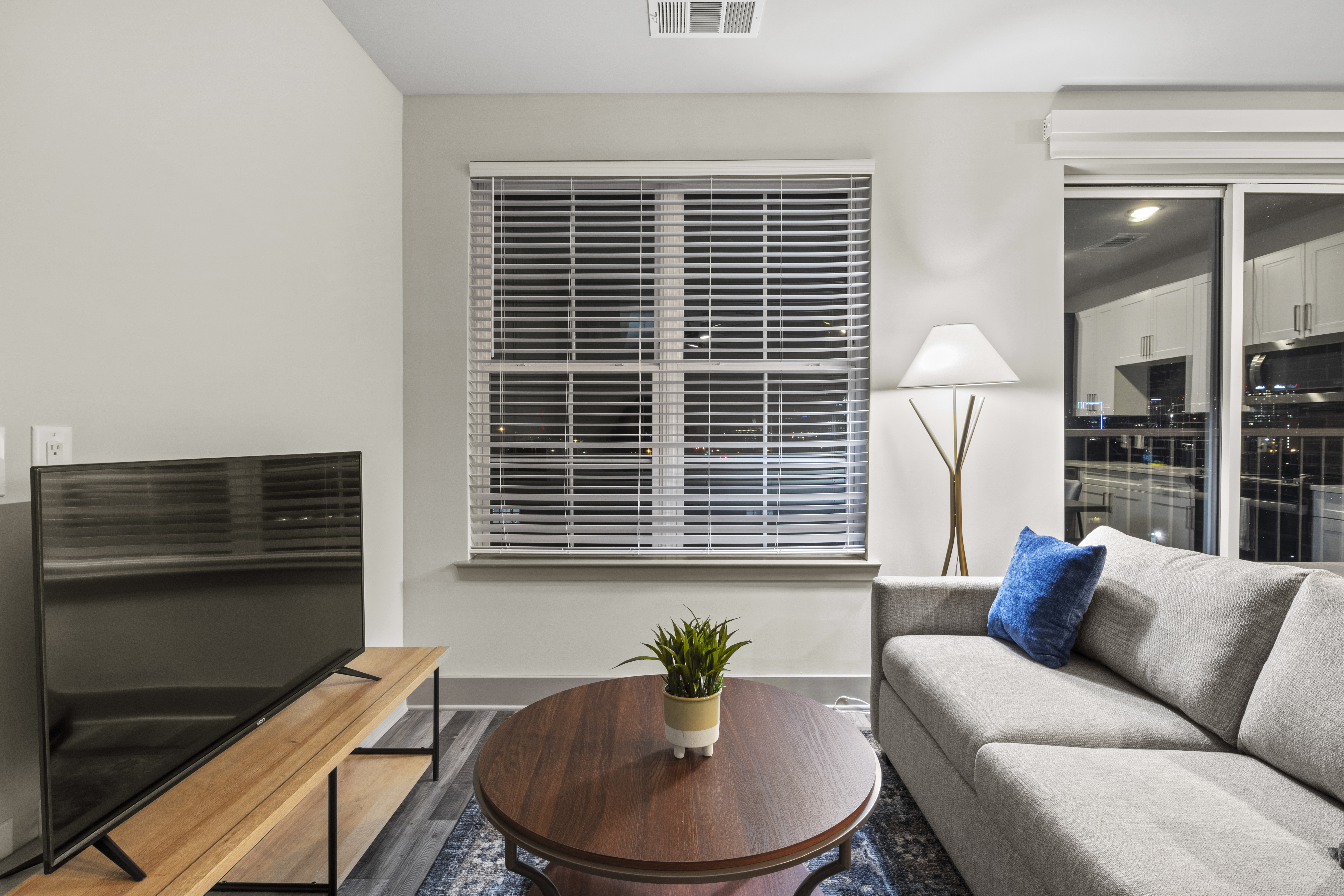 Luxury Apartment, Min to Dt, Gym, Pool, City views photo 2