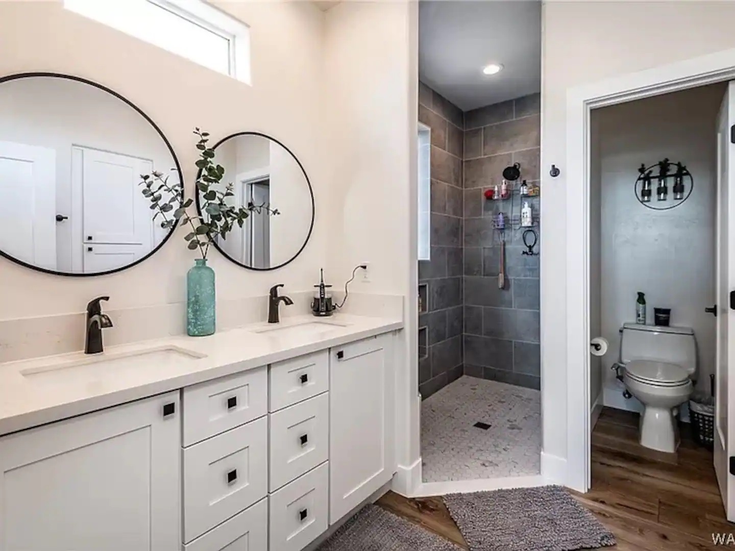 "Elegant 2BR Oasis" photo 2