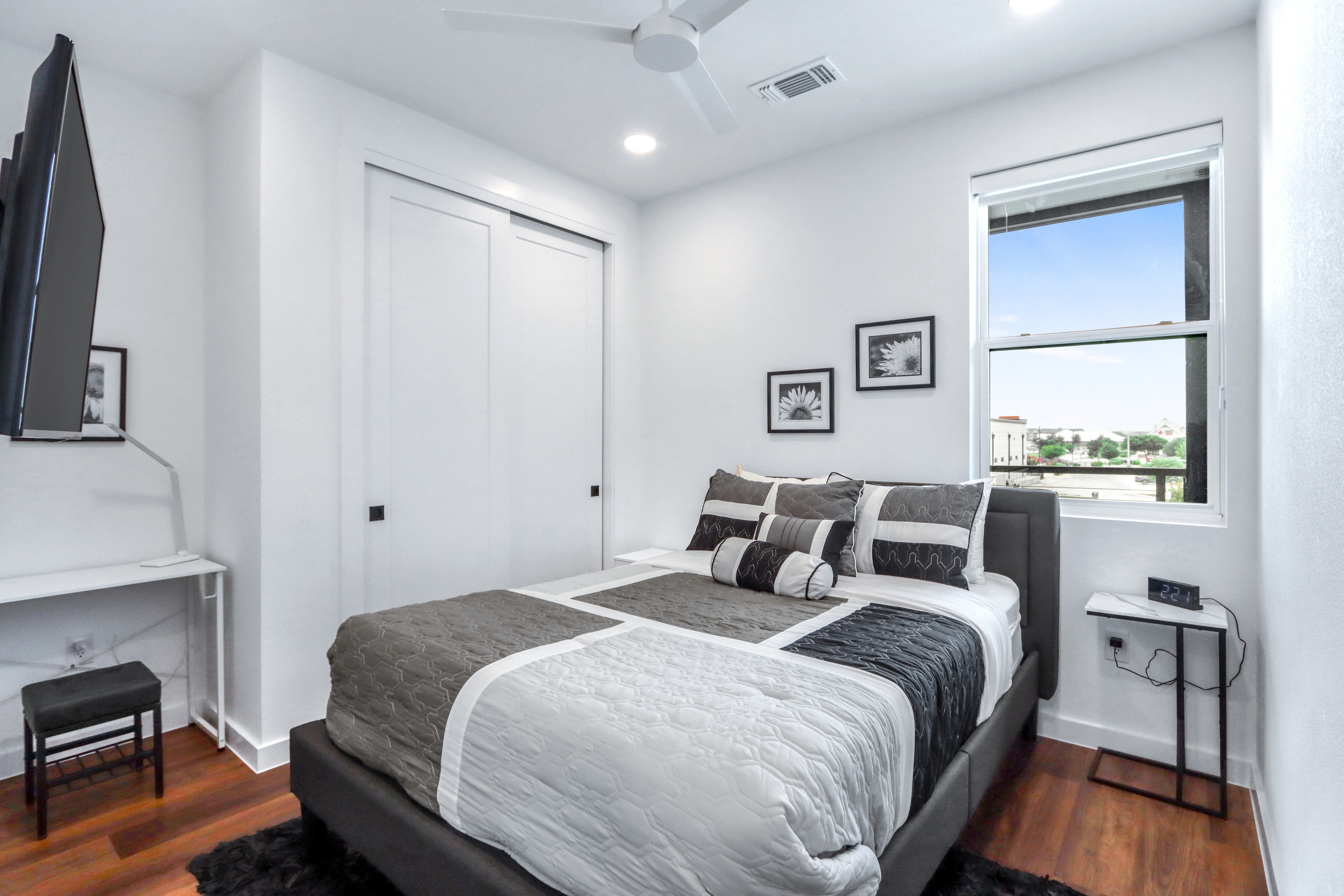 Beautifully Modern Condo in the City Center photo 2