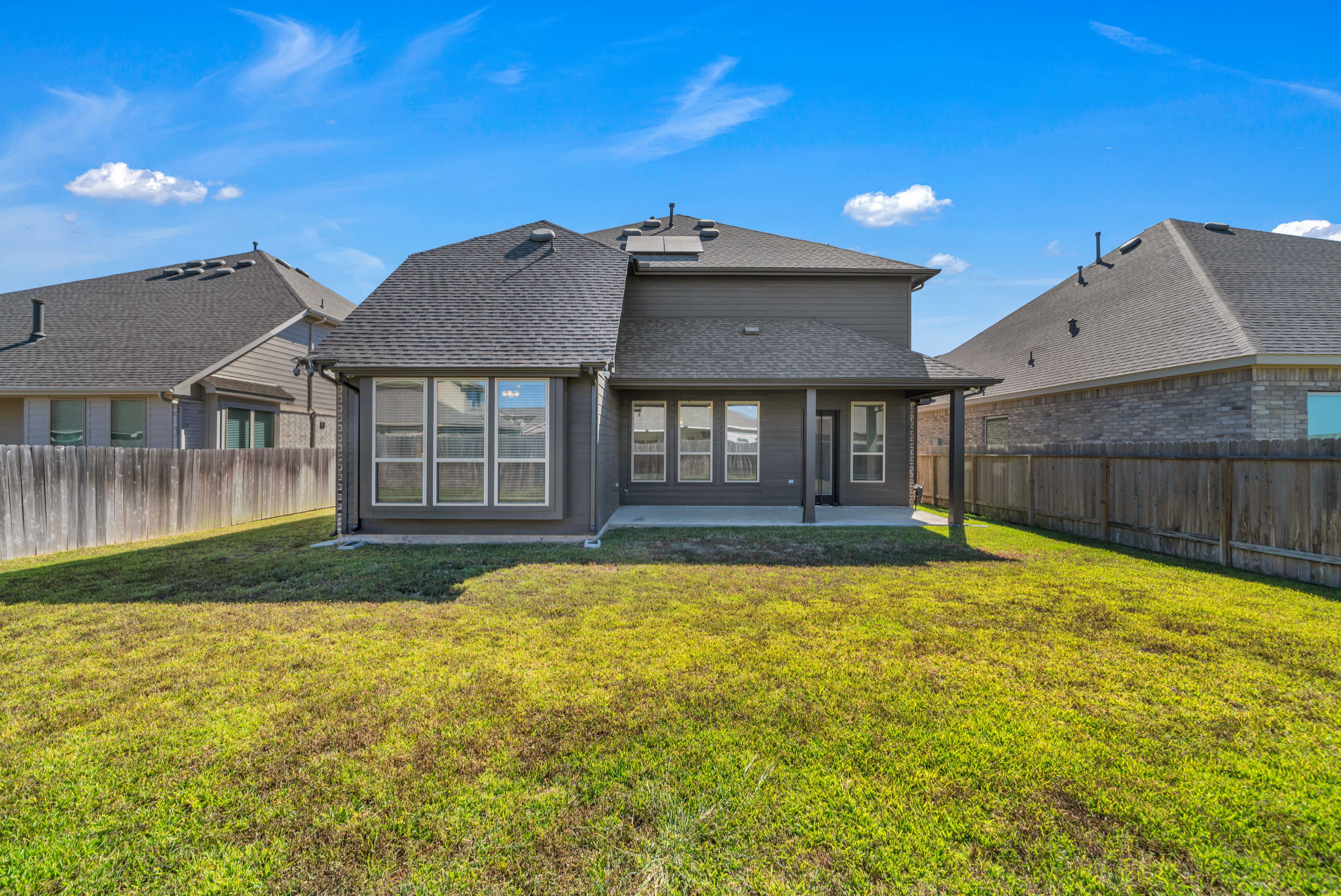 Luxury 6-Bedroom Retreat with Modern Amenities photo 2