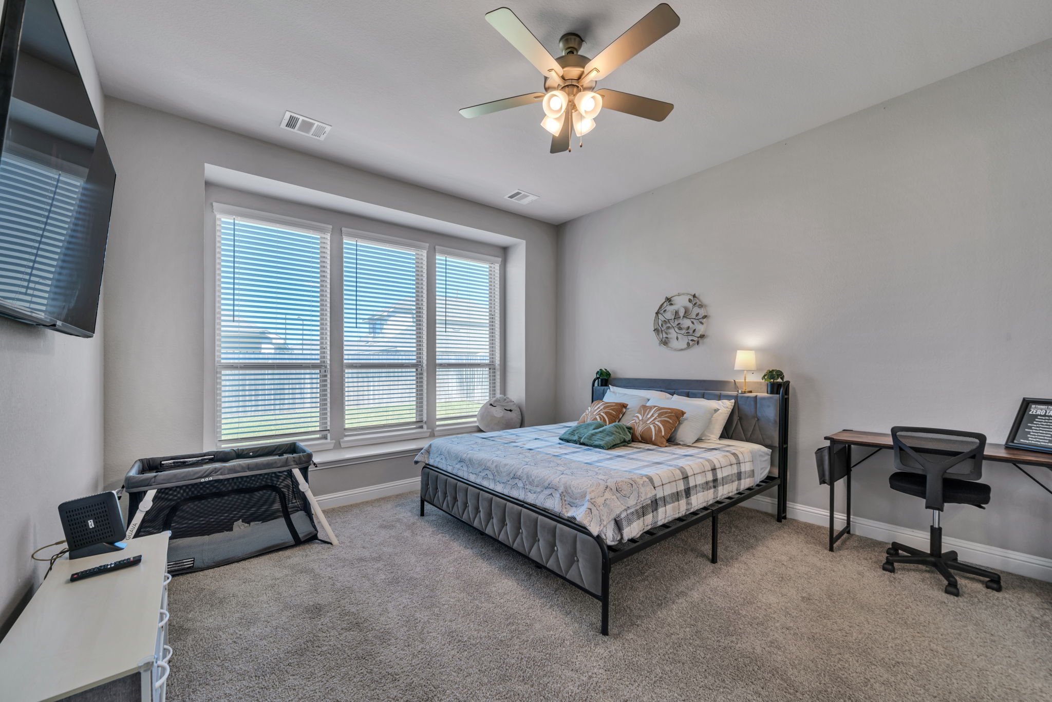Luxury 6-Bedroom Retreat with Modern Amenities photo 4