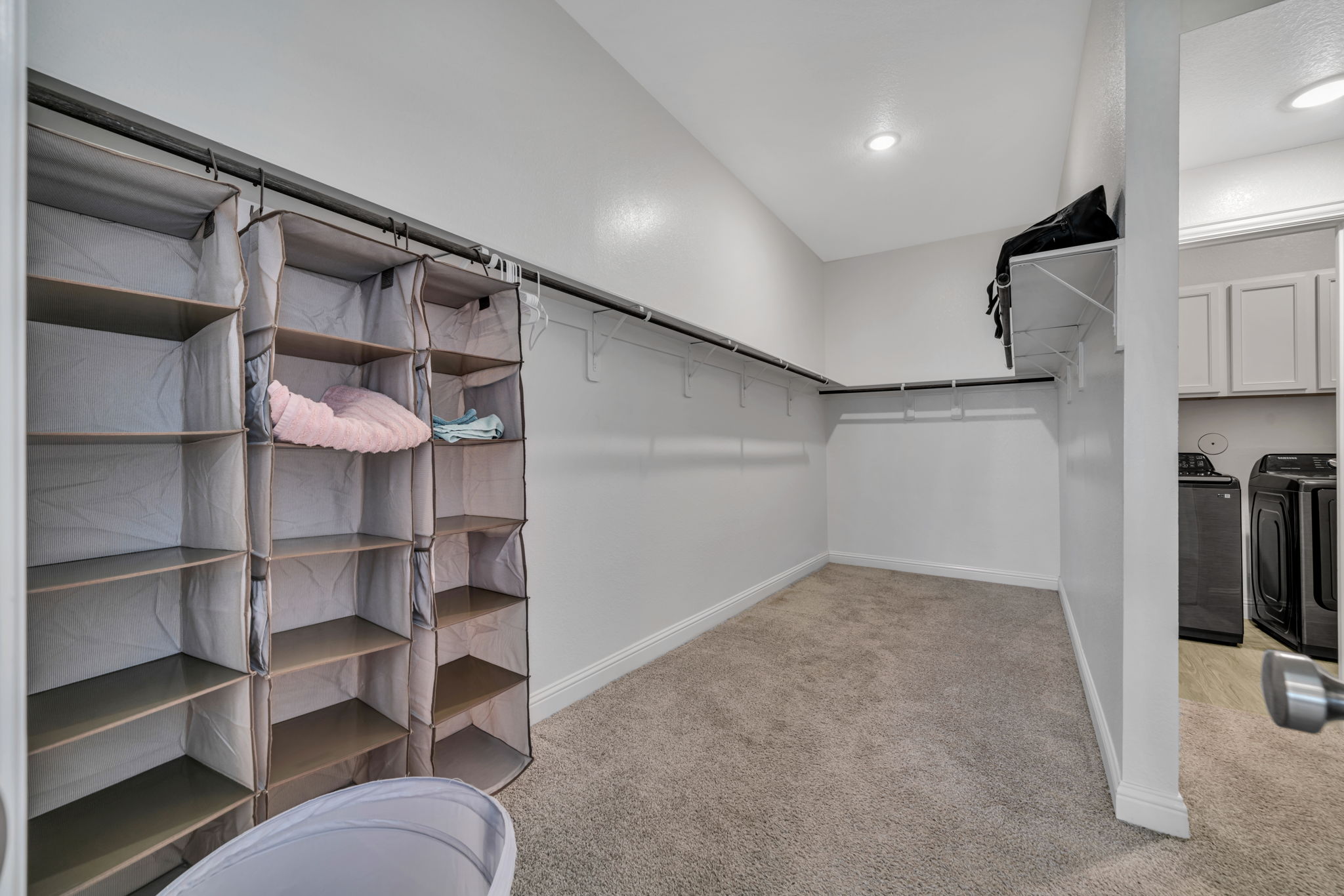 Luxury 6-Bedroom Retreat with Modern Amenities photo 5