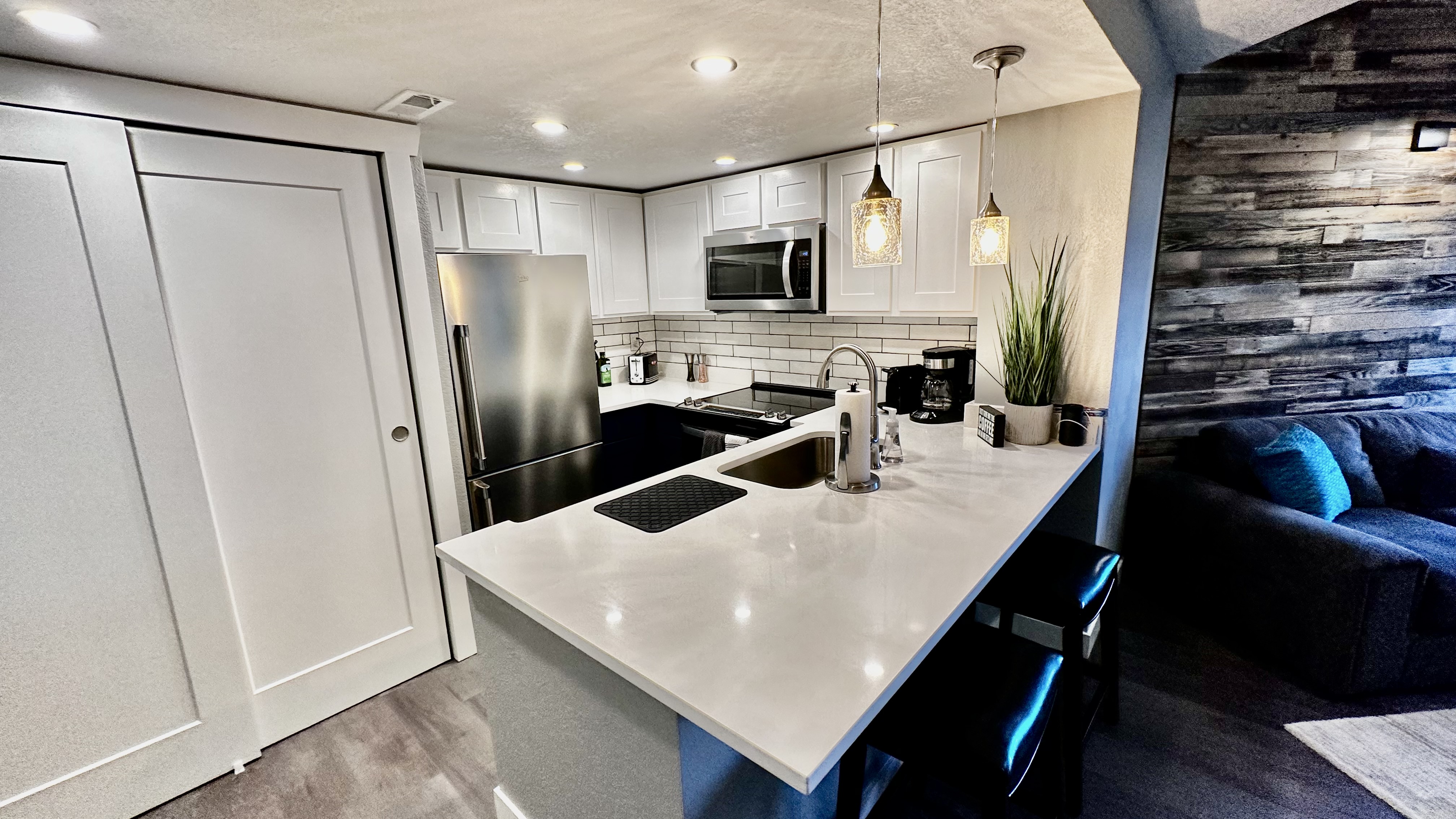~NEWLY Remodeled Mtn View Condo, Hot Tub, FastWiF~ photo 2