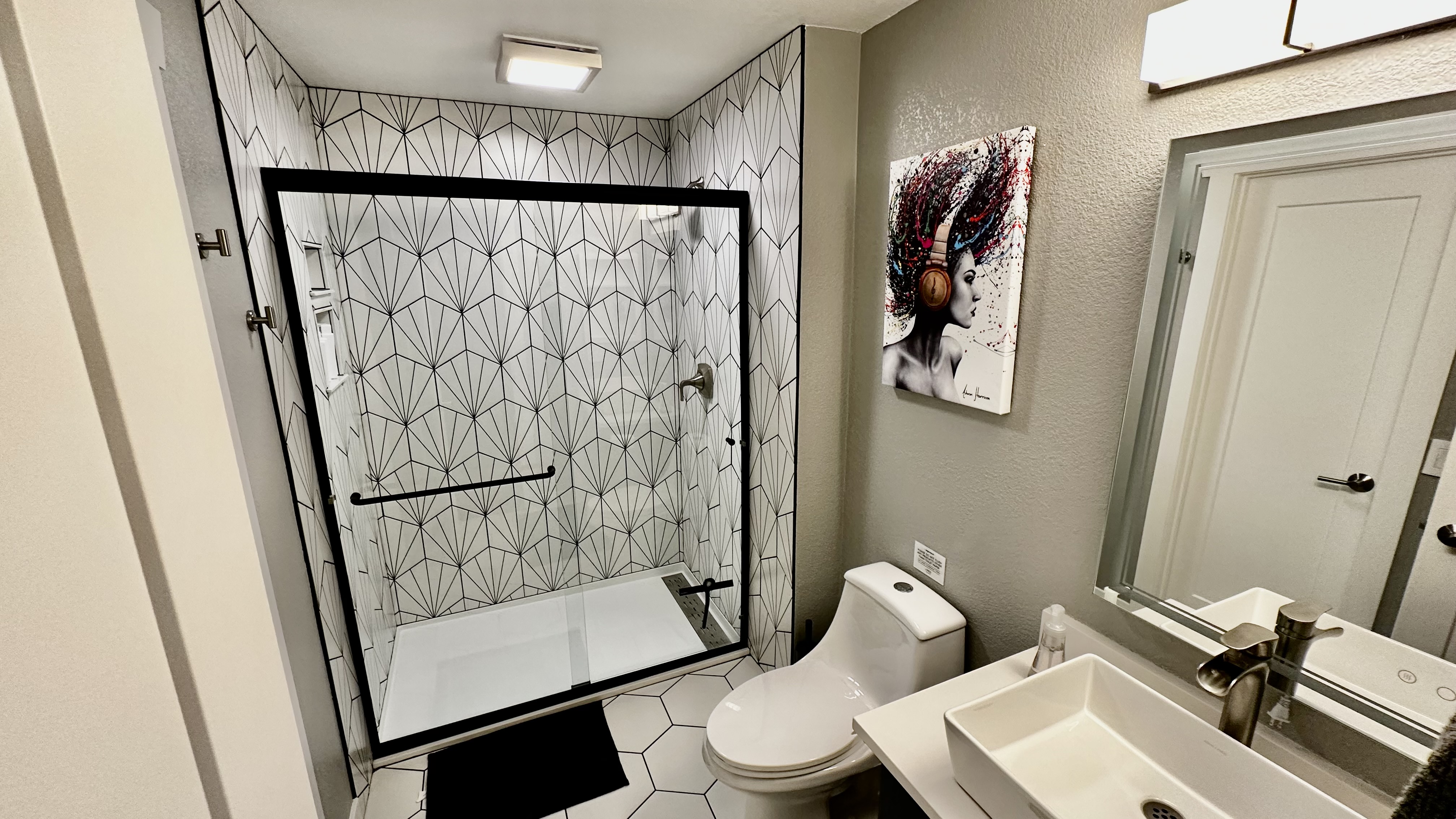 ~NEWLY Remodeled Mtn View Condo, Hot Tub, FastWiF~ photo 5