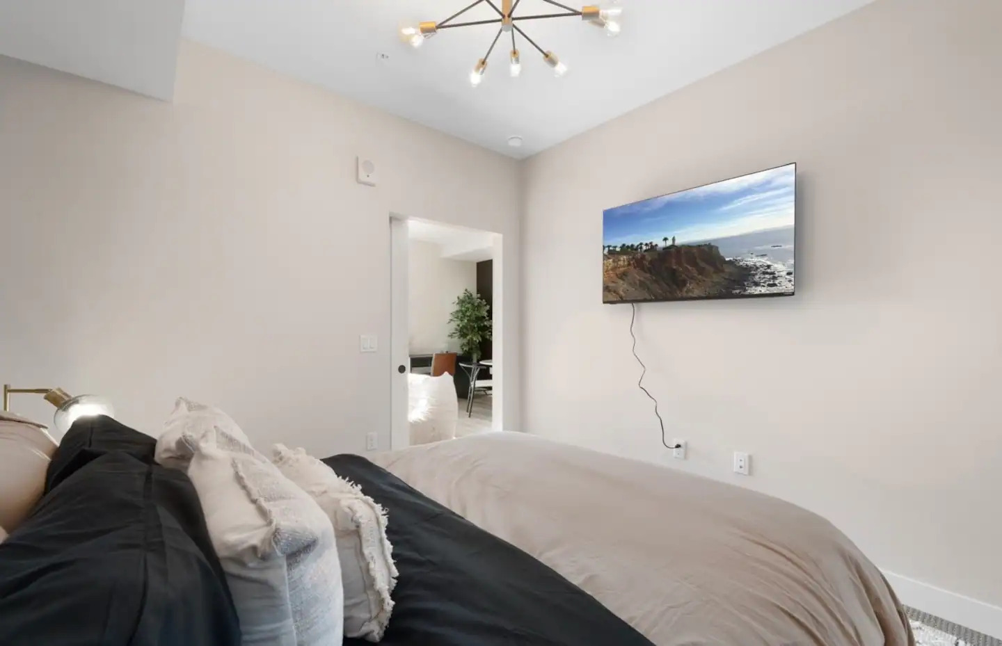 Irvine Luxury & Modern Home photo 2