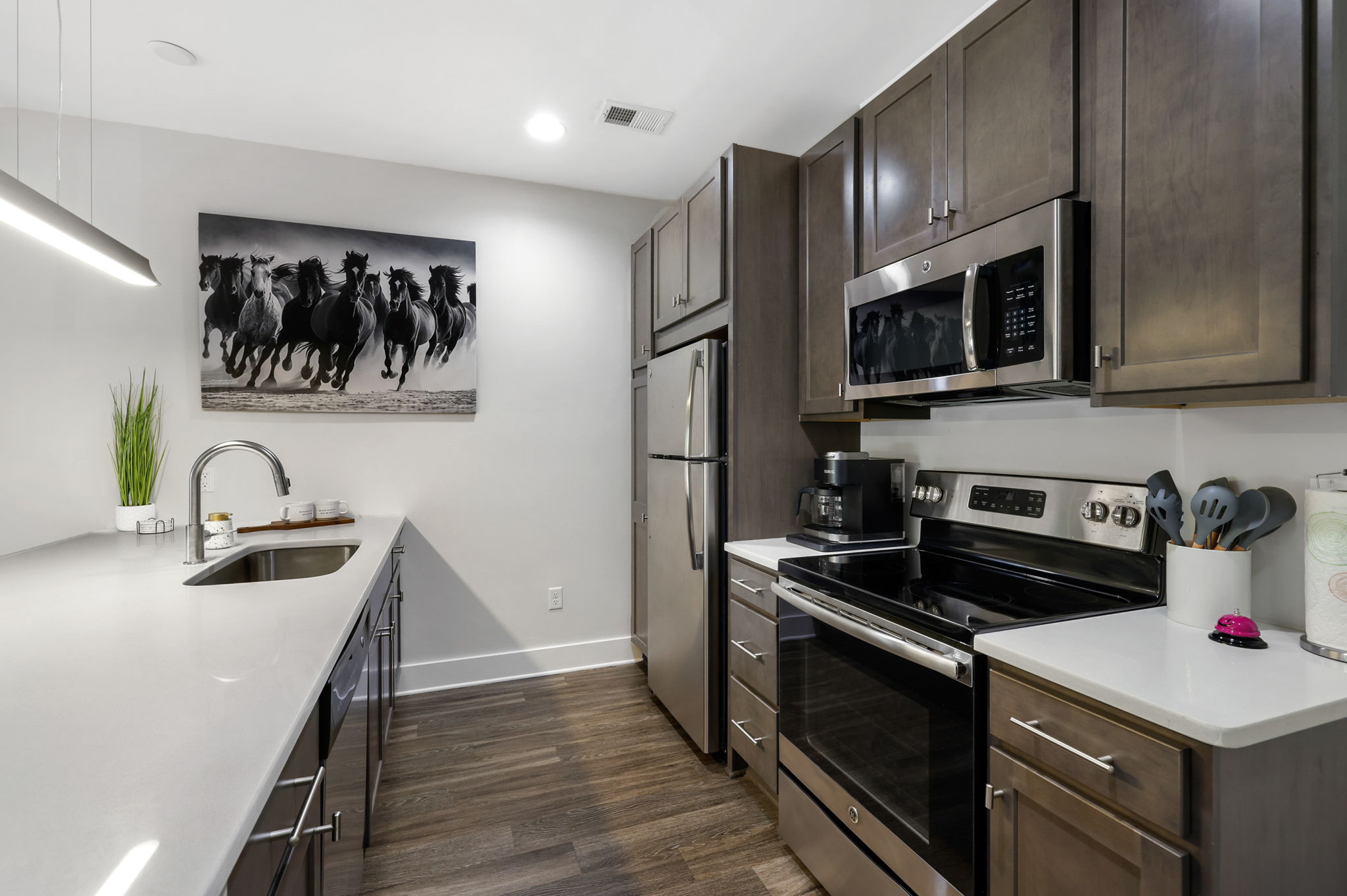Cozy, comfy condo near Opry. Free parking! photo 5