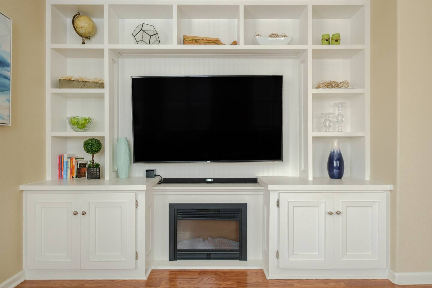 Spacious 4-Bedroom Modern Retreat Near Everything! photo 3