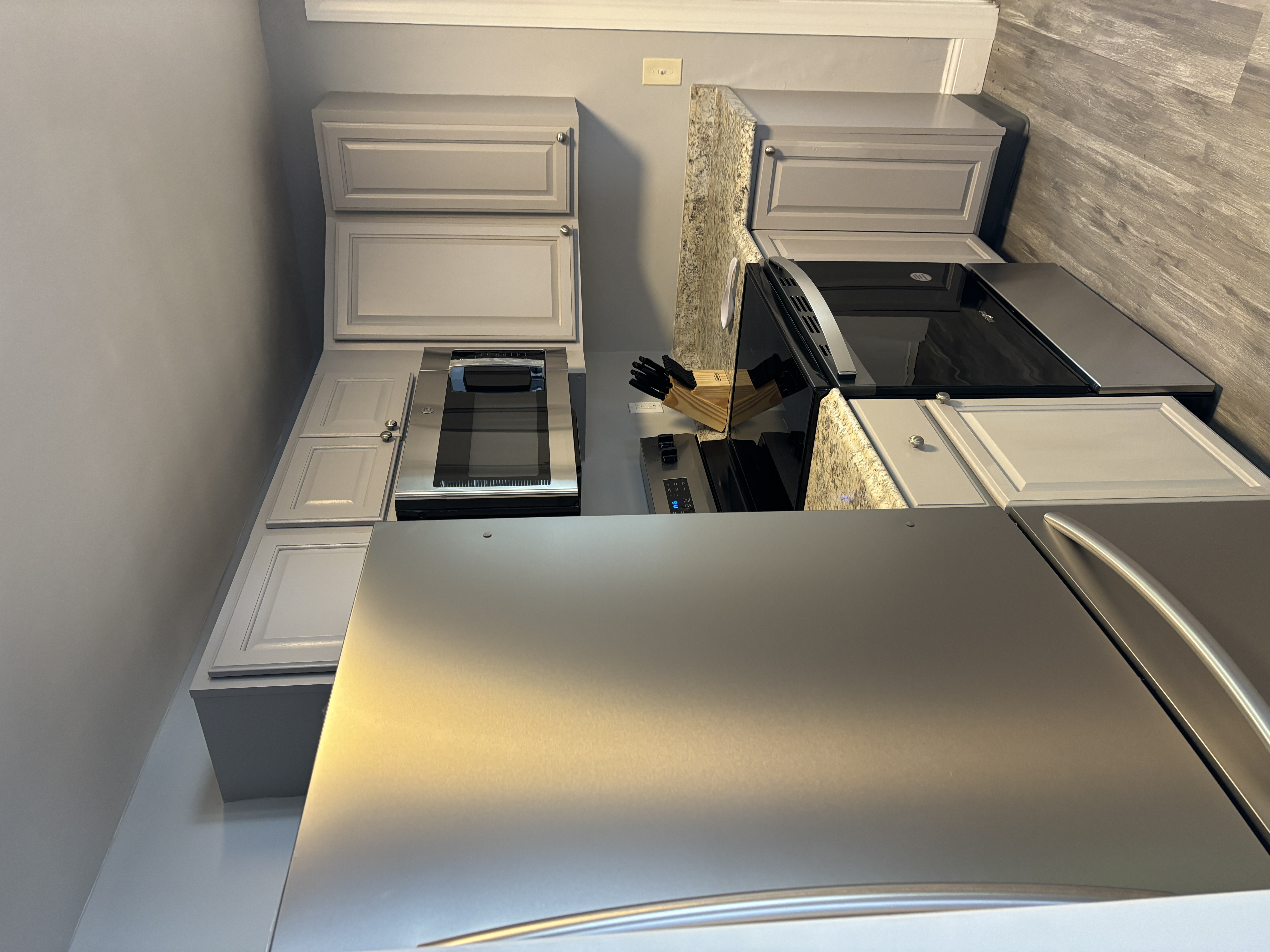 Completely renovate 3 bedroom furnished house photo 4