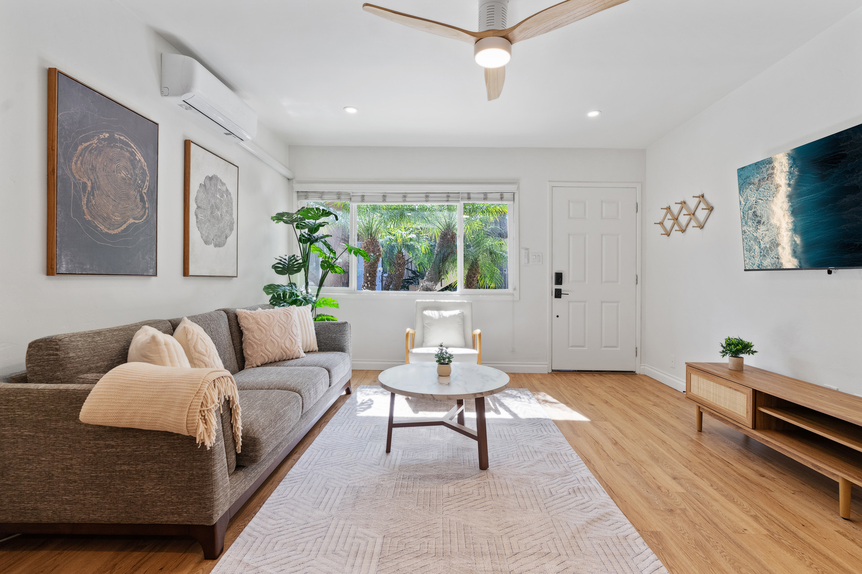Renovated 2BR AC Free Off-street Parking Near All photo 3