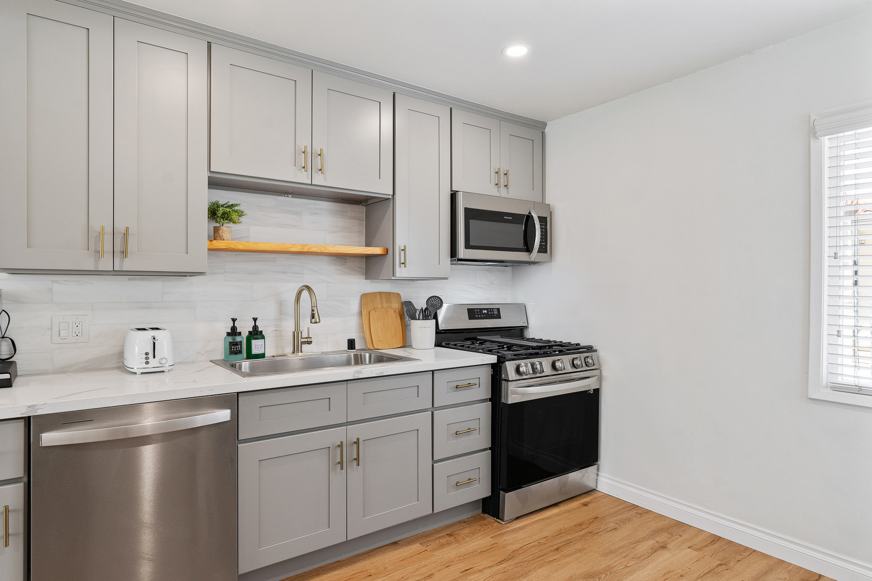 Renovated 2BR AC Free Off-street Parking Near All photo 4