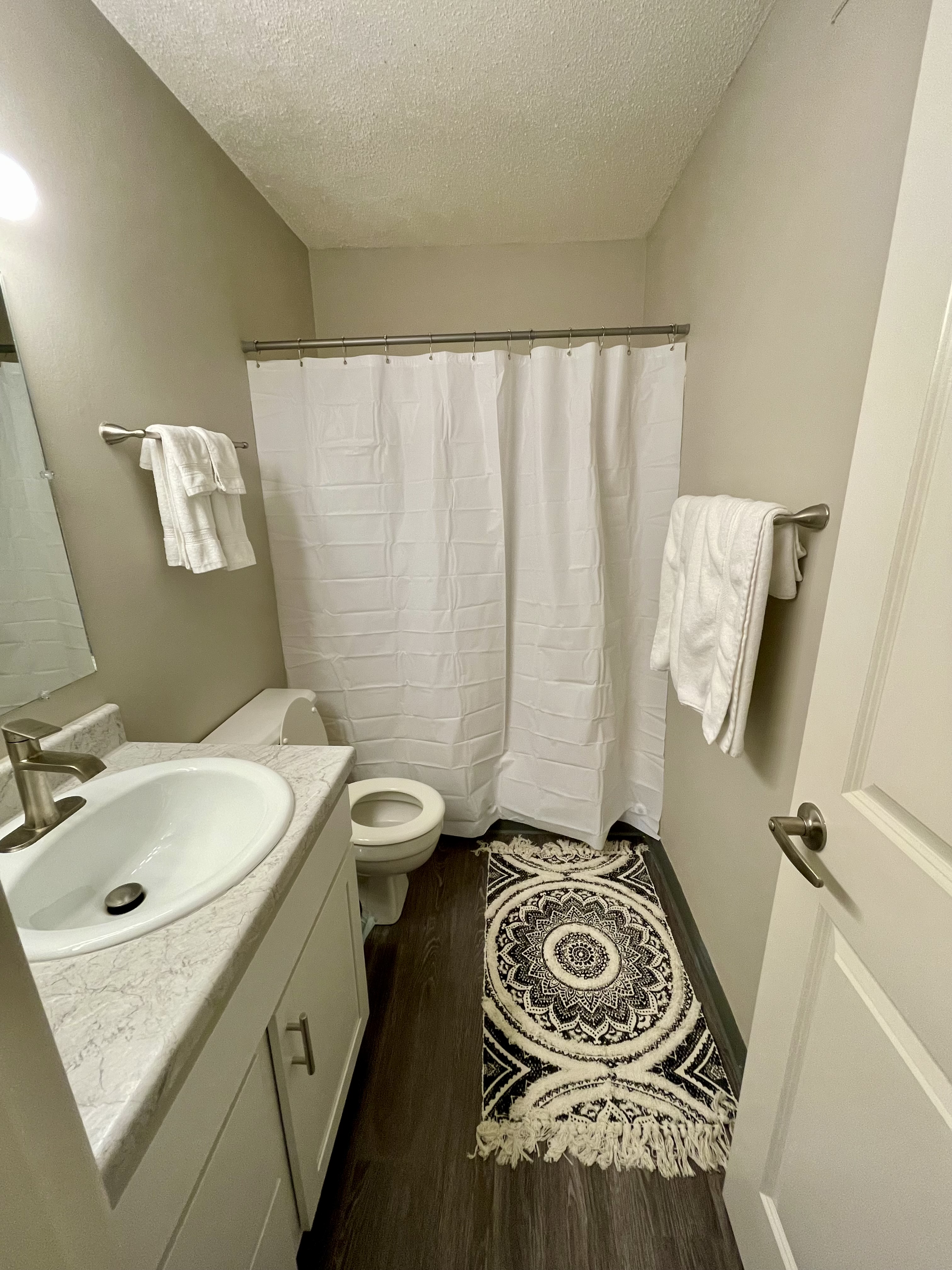 Spacious One Bedroom Apartment, 10 Min to Downtown photo 2