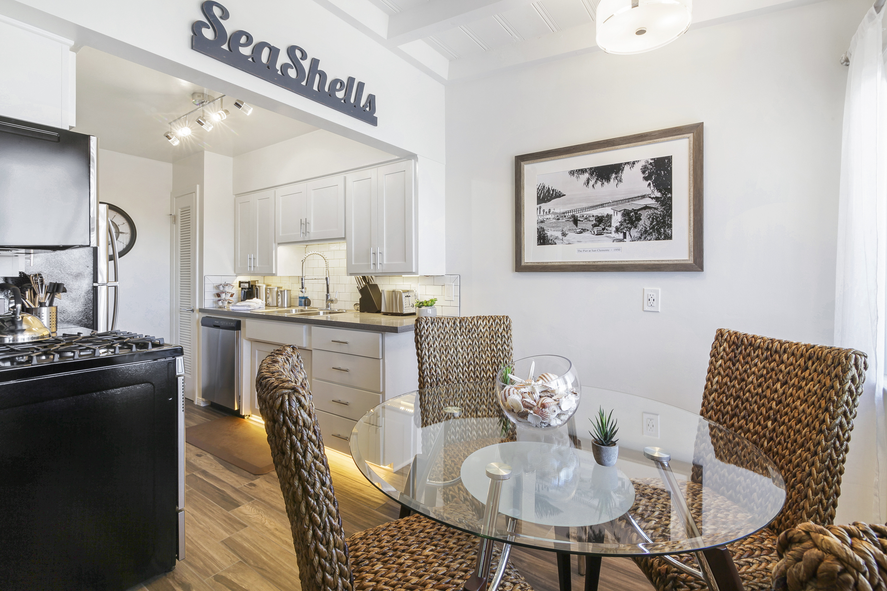 Gorgeous Retreat Close to Beach and Downtown photo 5