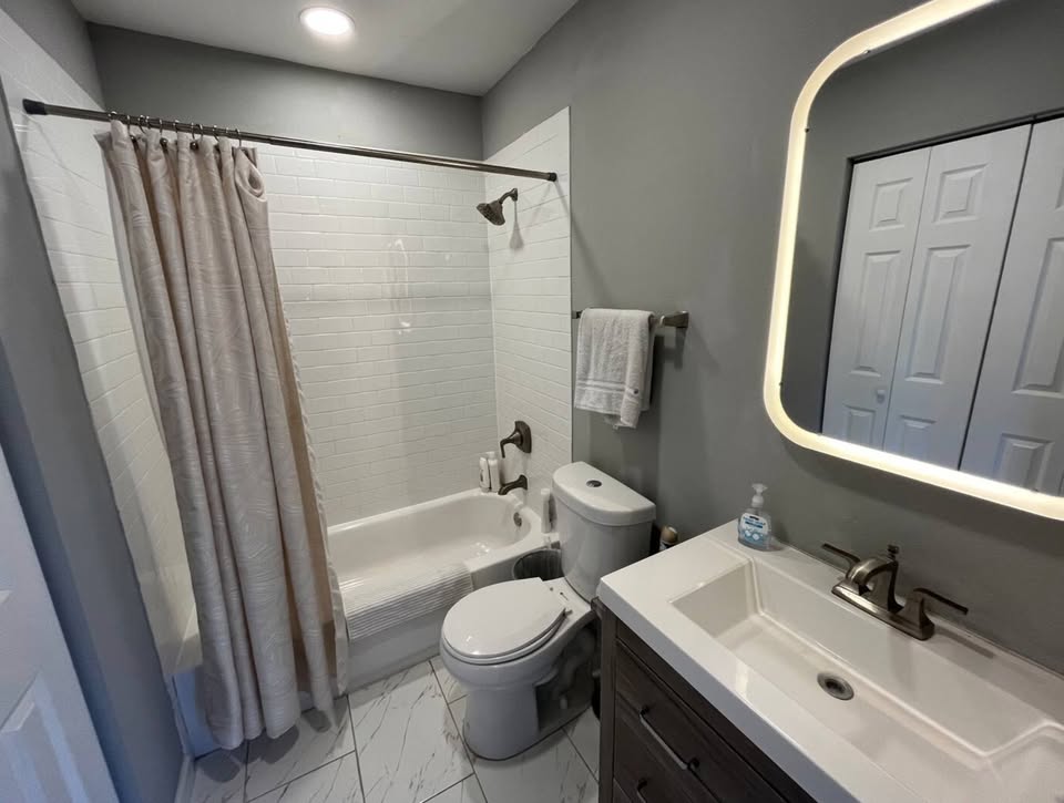 Beautiful Downtown Room w. Private Entry & Bath photo 5