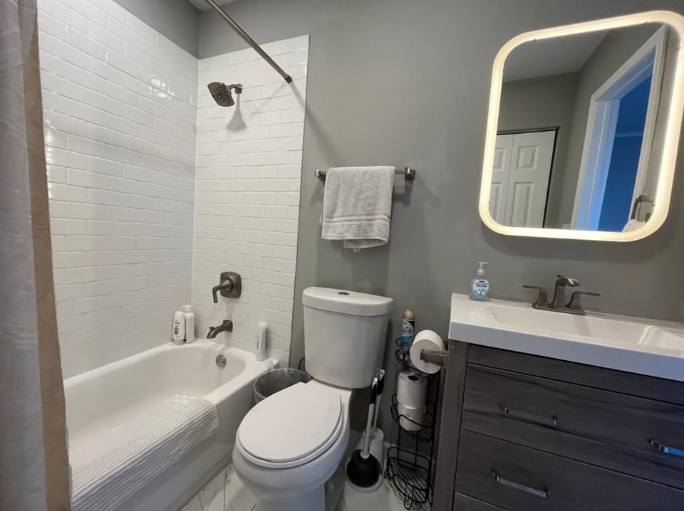 Beautiful Downtown Room w. Private Entry & Bath photo 4