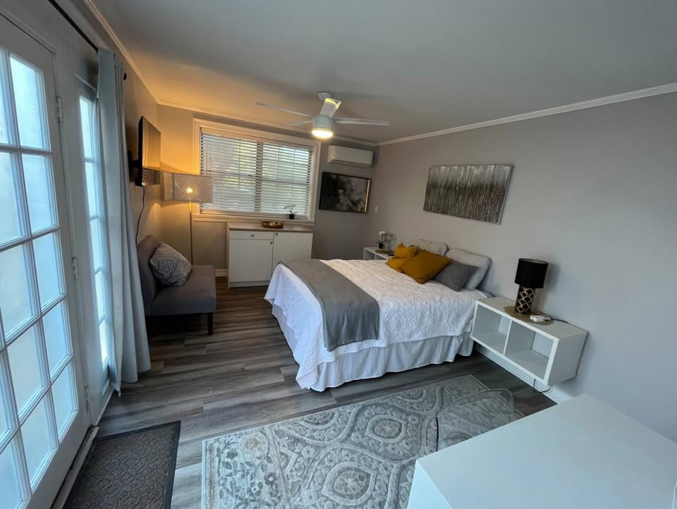 Beautiful Downtown Room w. Private Entry & Bath photo 2