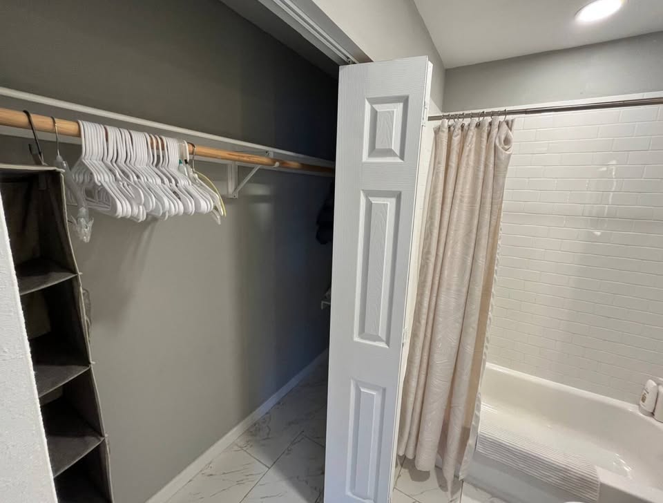 Beautiful Downtown Room w. Private Entry & Bath photo 3