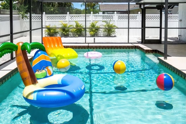 Heated Saltwater Pool/BBQ/ Firepit /Outdoor Dining photo 2