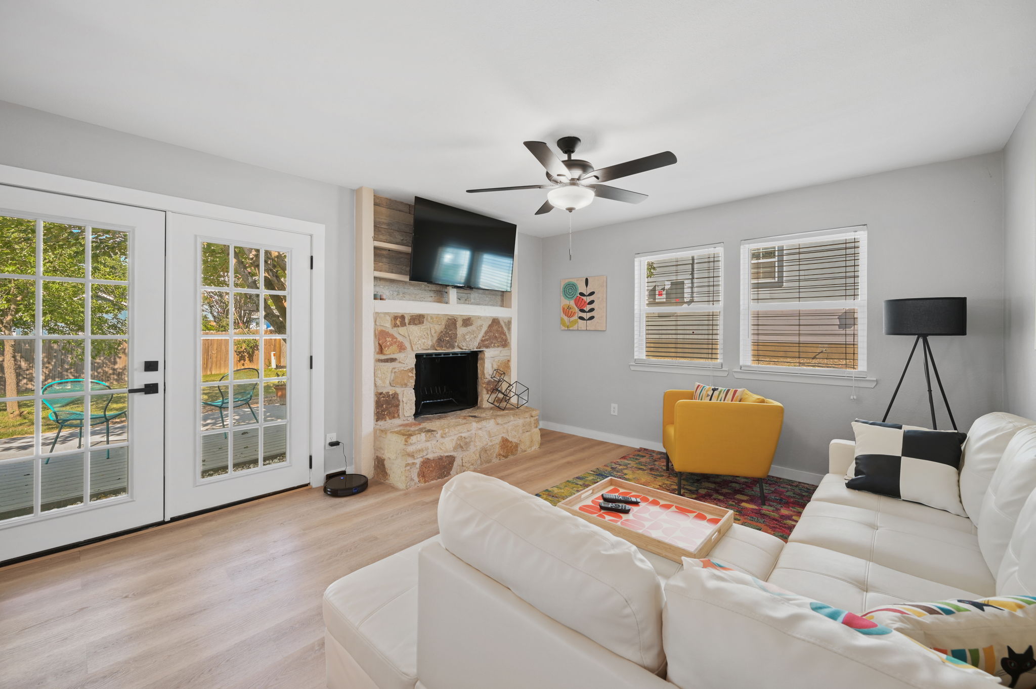 Super Cute 3/2 House with Yard - Great Location! photo 2