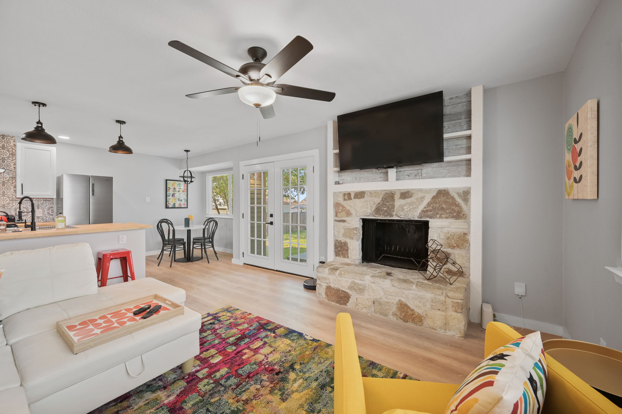 Super Cute 3/2 House with Yard - Great Location! photo 3