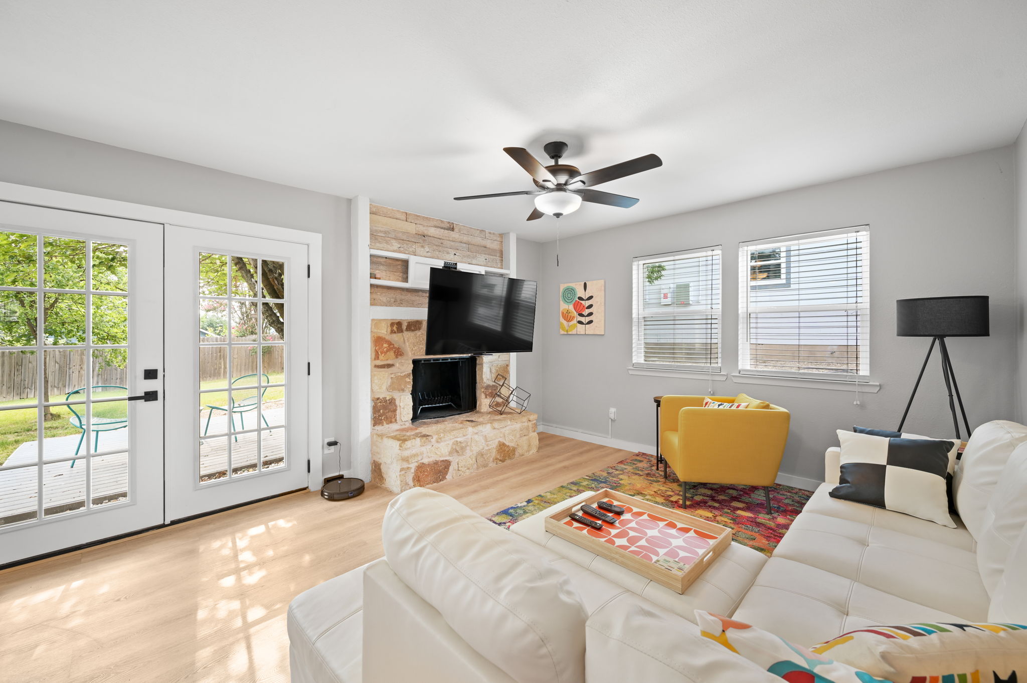 Super Cute 3/2 House with Yard - Great Location! photo 4