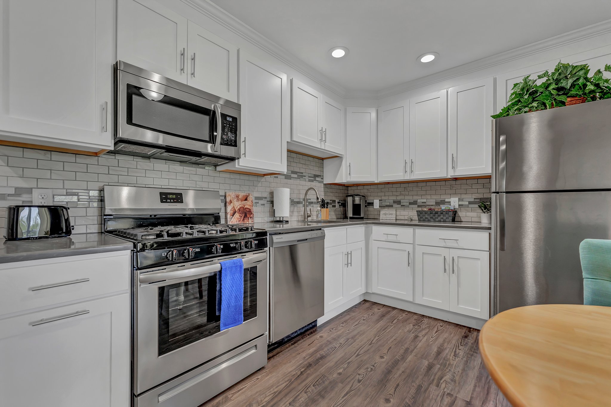 LUXURY WATERFRONT FURNISHED UNIT photo 2