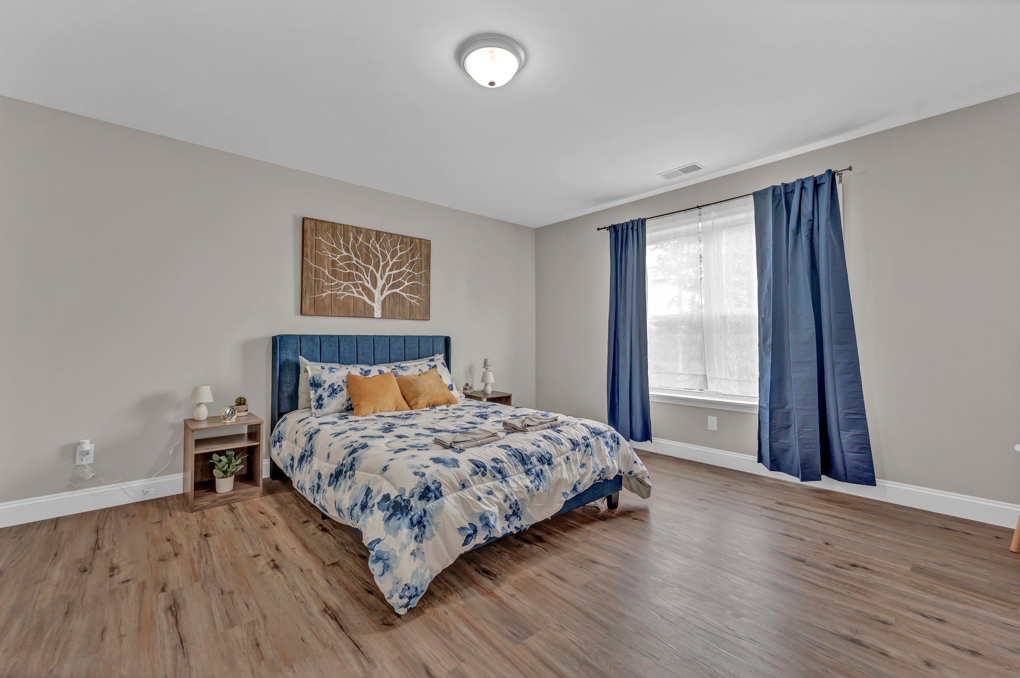 LUXURY WATERFRONT FURNISHED UNIT photo 3