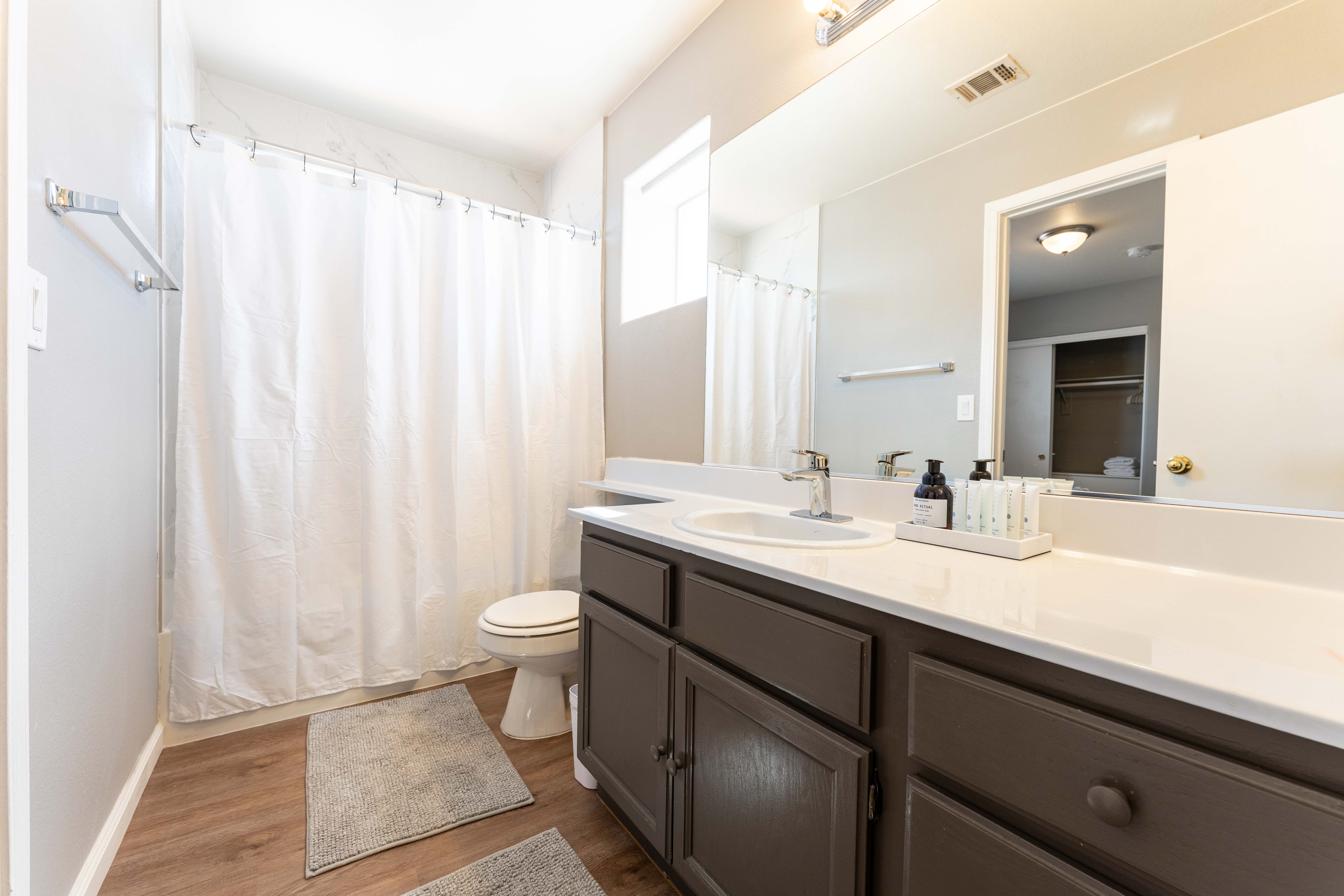 Newly Renovated, Fully Furnished near Summerlin photo 3