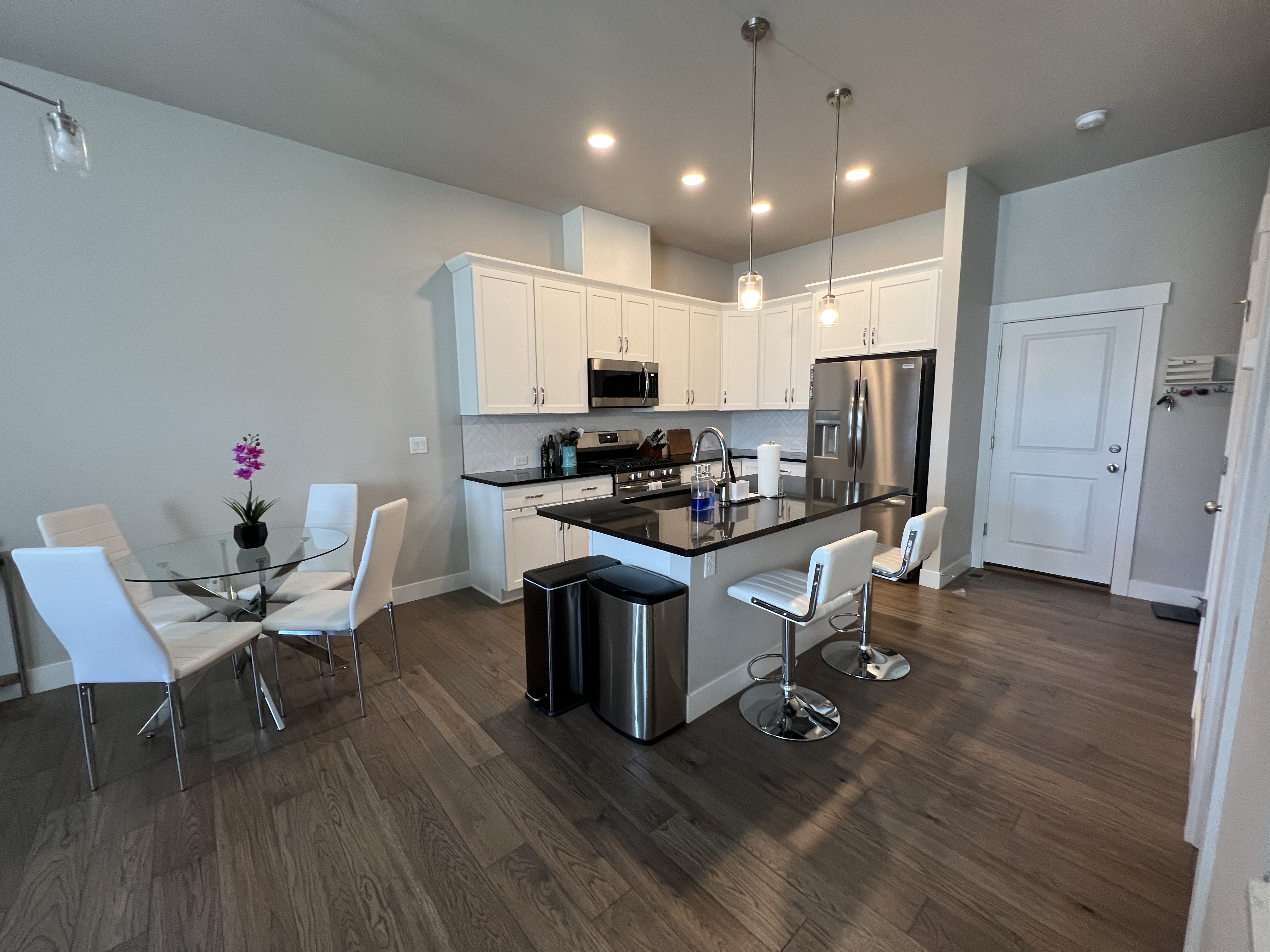 Gorgeous Home Located in Centerra with Tons of Ame photo 4