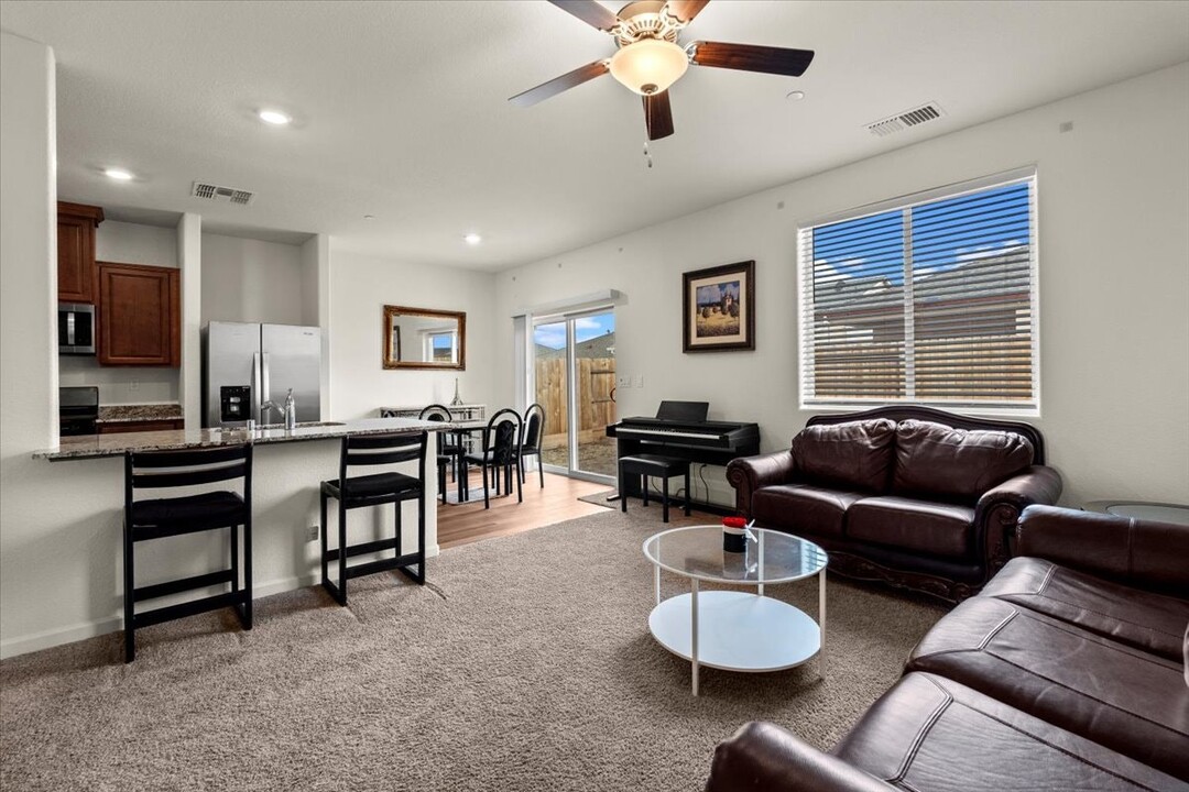 "Fully Furnished Pet-Friendly  Midterm Rental  photo 3
