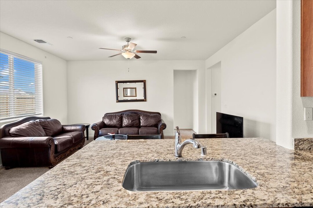 "Fully Furnished Pet-Friendly  Midterm Rental  photo 4