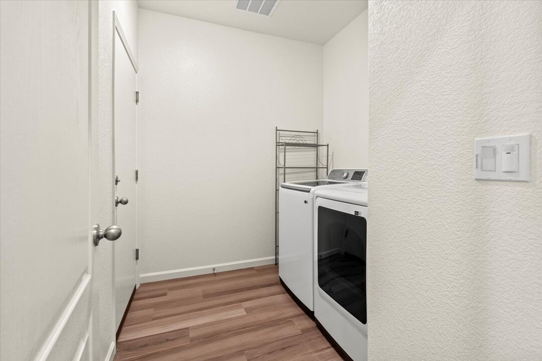 "Fully Furnished Pet-Friendly  Midterm Rental  photo 5