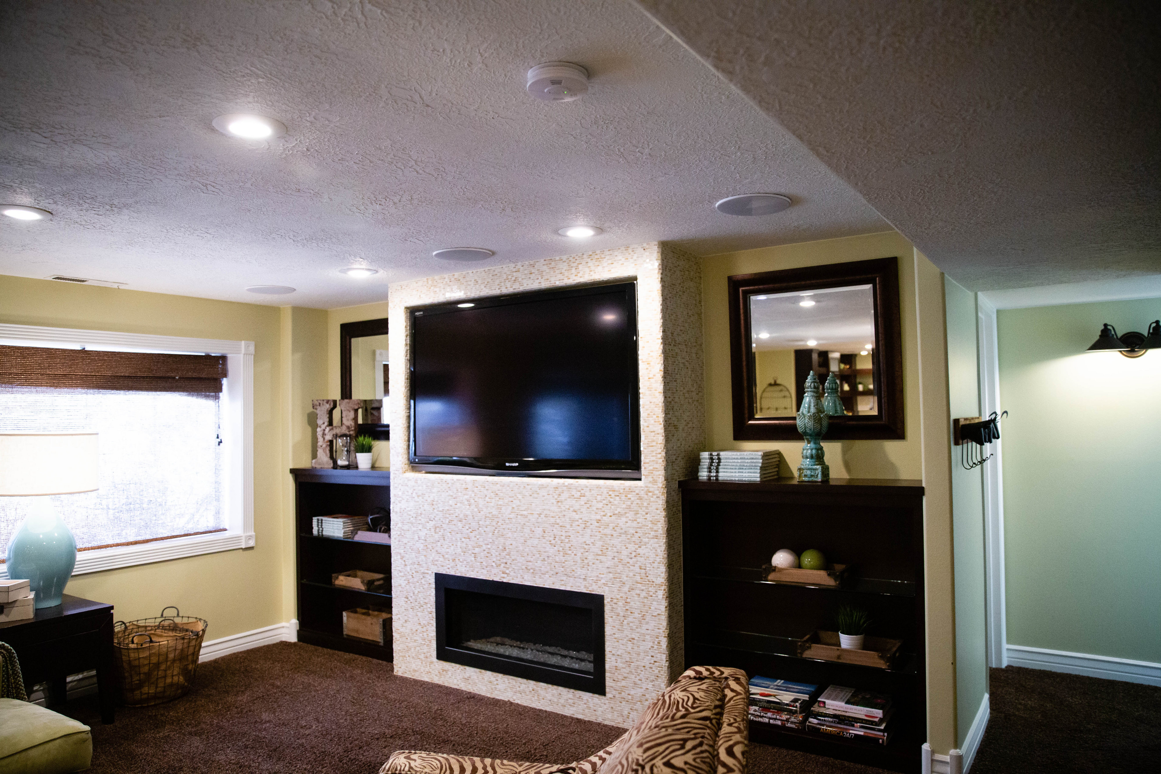 TRENDY SPACIOUS BASEMENT APARTMENT photo 4