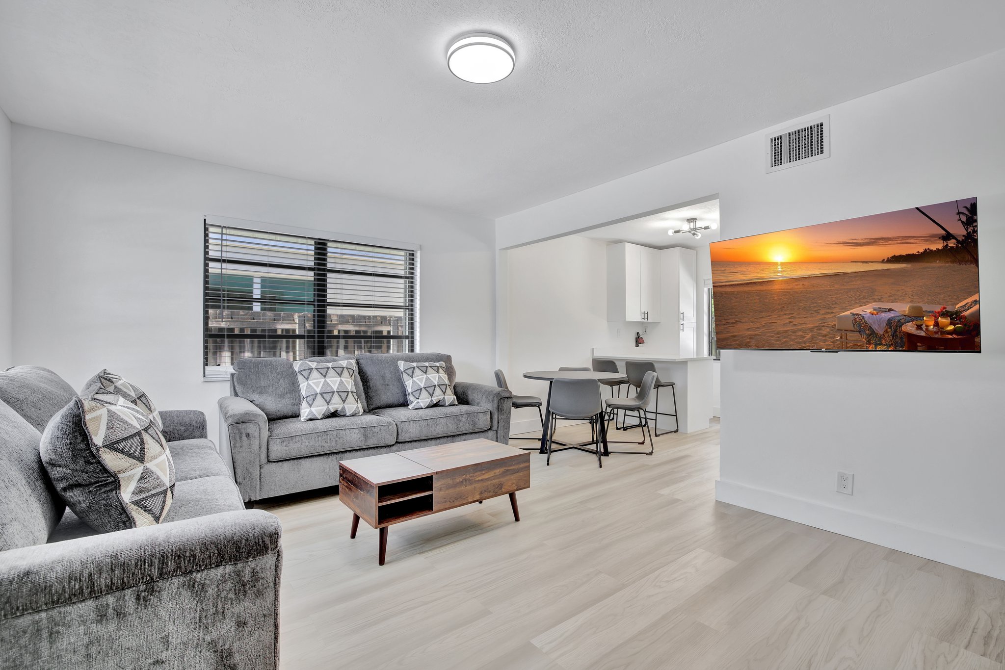 Newly Remodeled Modern Oasis, Fully Furnished Unit photo 3