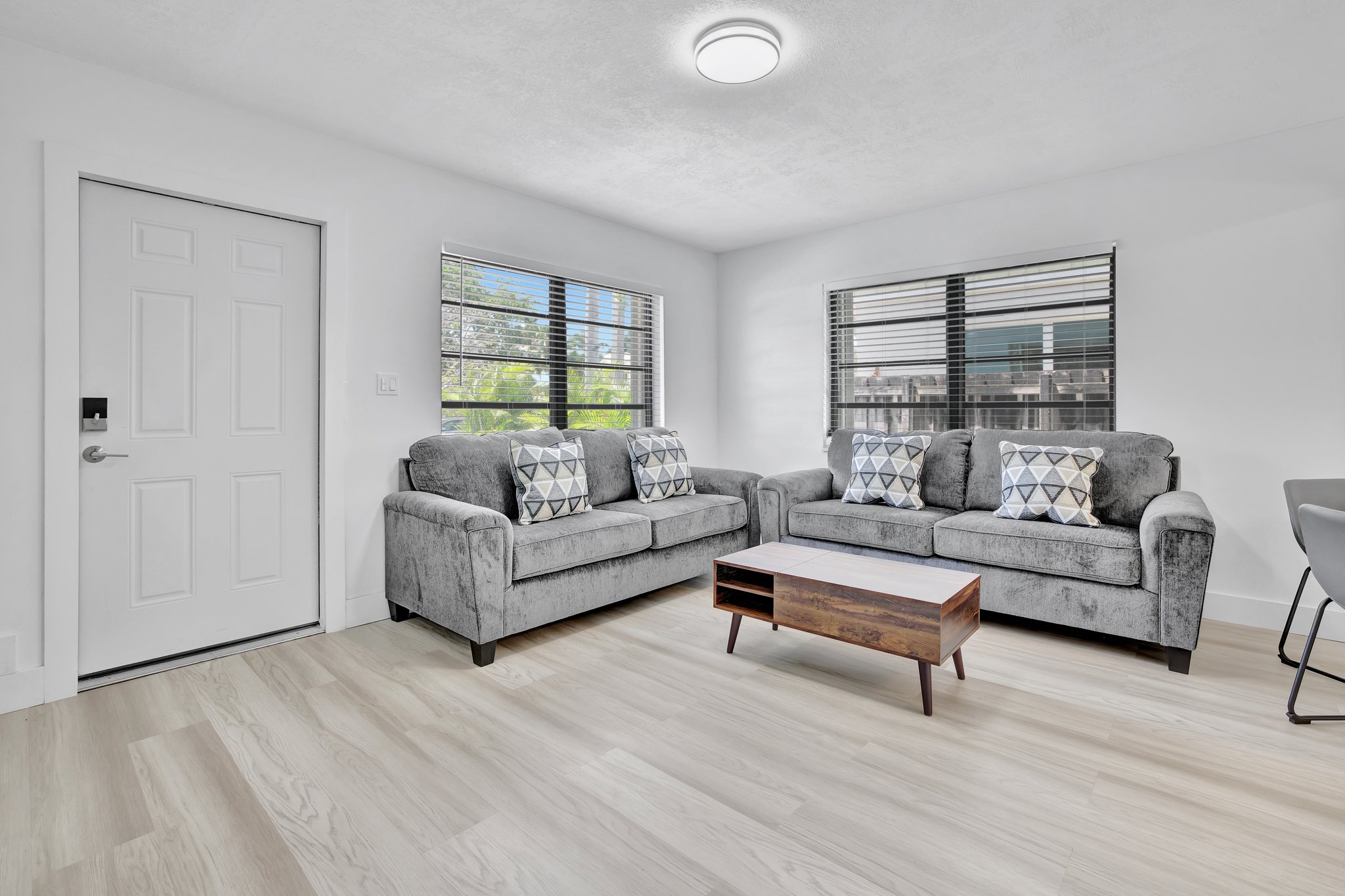 Newly Remodeled Modern Oasis, Fully Furnished Unit photo 5