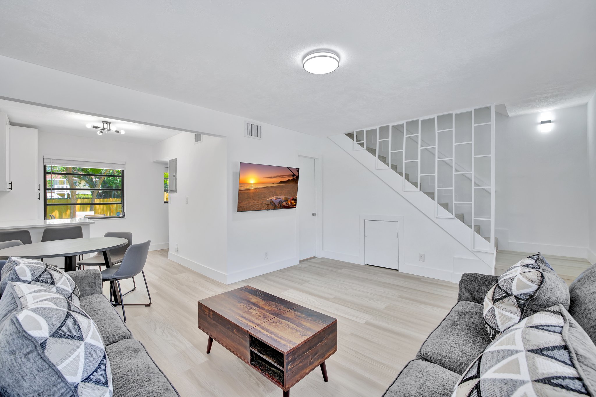 Newly Remodeled Modern Oasis, Fully Furnished Unit photo 4