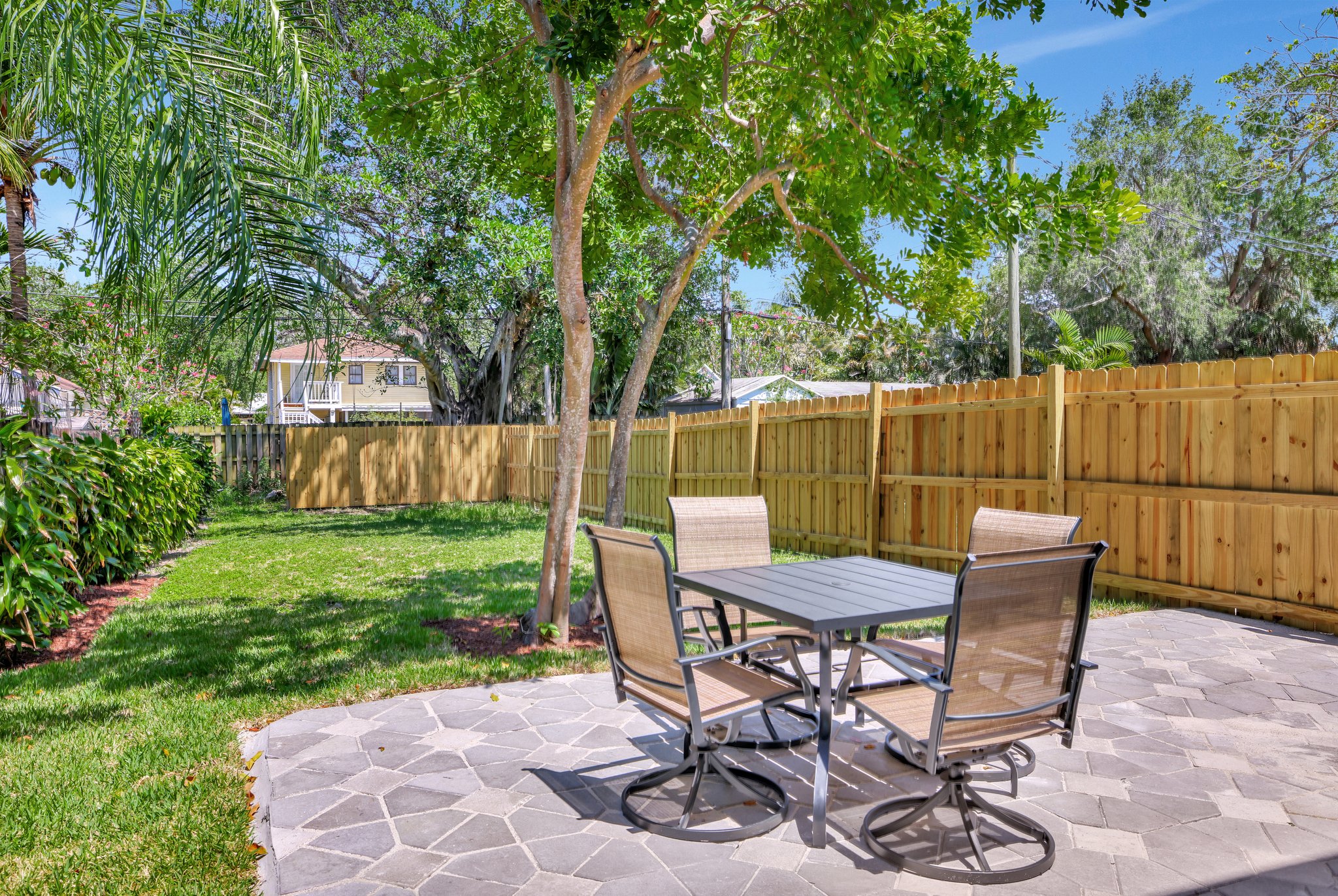 Newly Remodeled Modern Oasis, Fully Furnished Unit photo 2