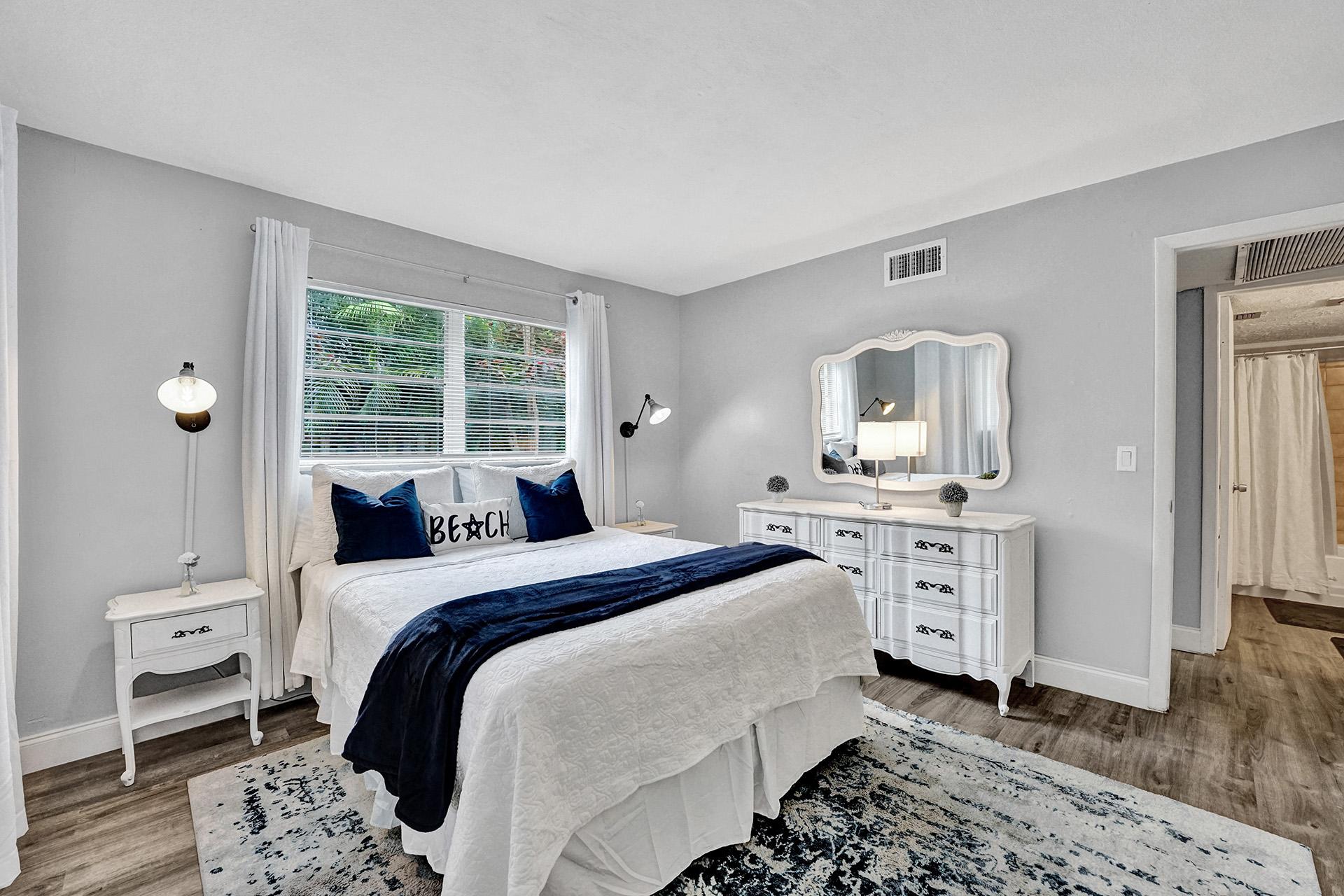 *Beach Retreat* King Bed I Walk to Food & Fun photo 2