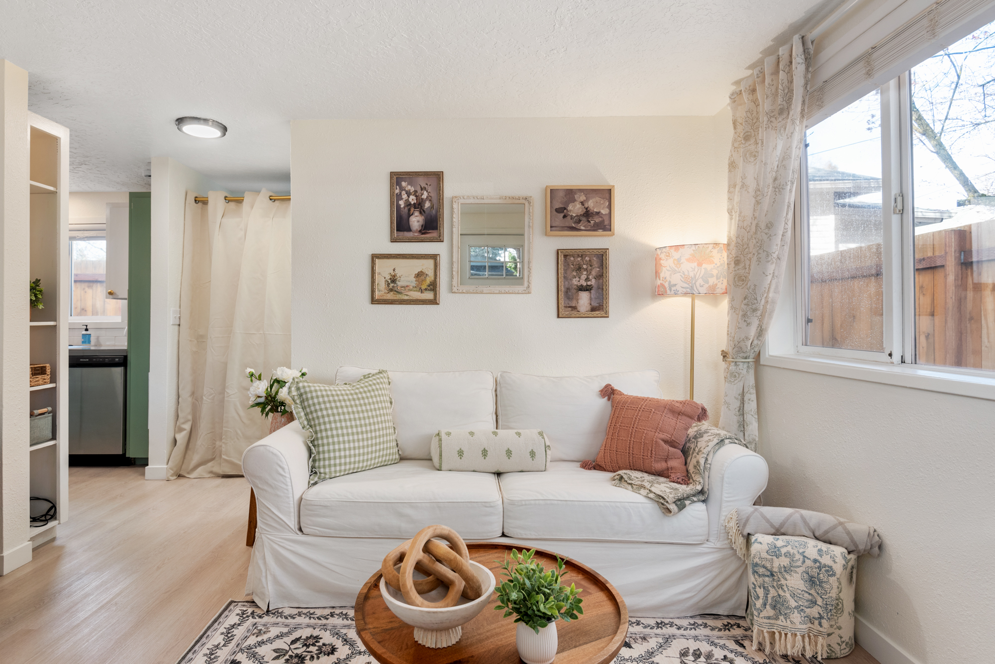 Cozy Sellwood Cottage, Walkable to Shops, Yard photo 2