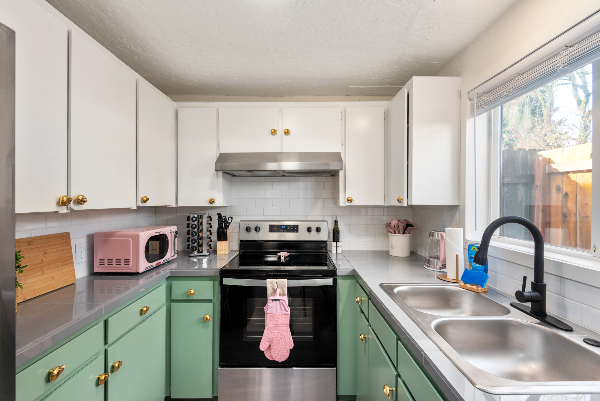 Cozy Sellwood Cottage, Walkable to Shops, Yard photo 3