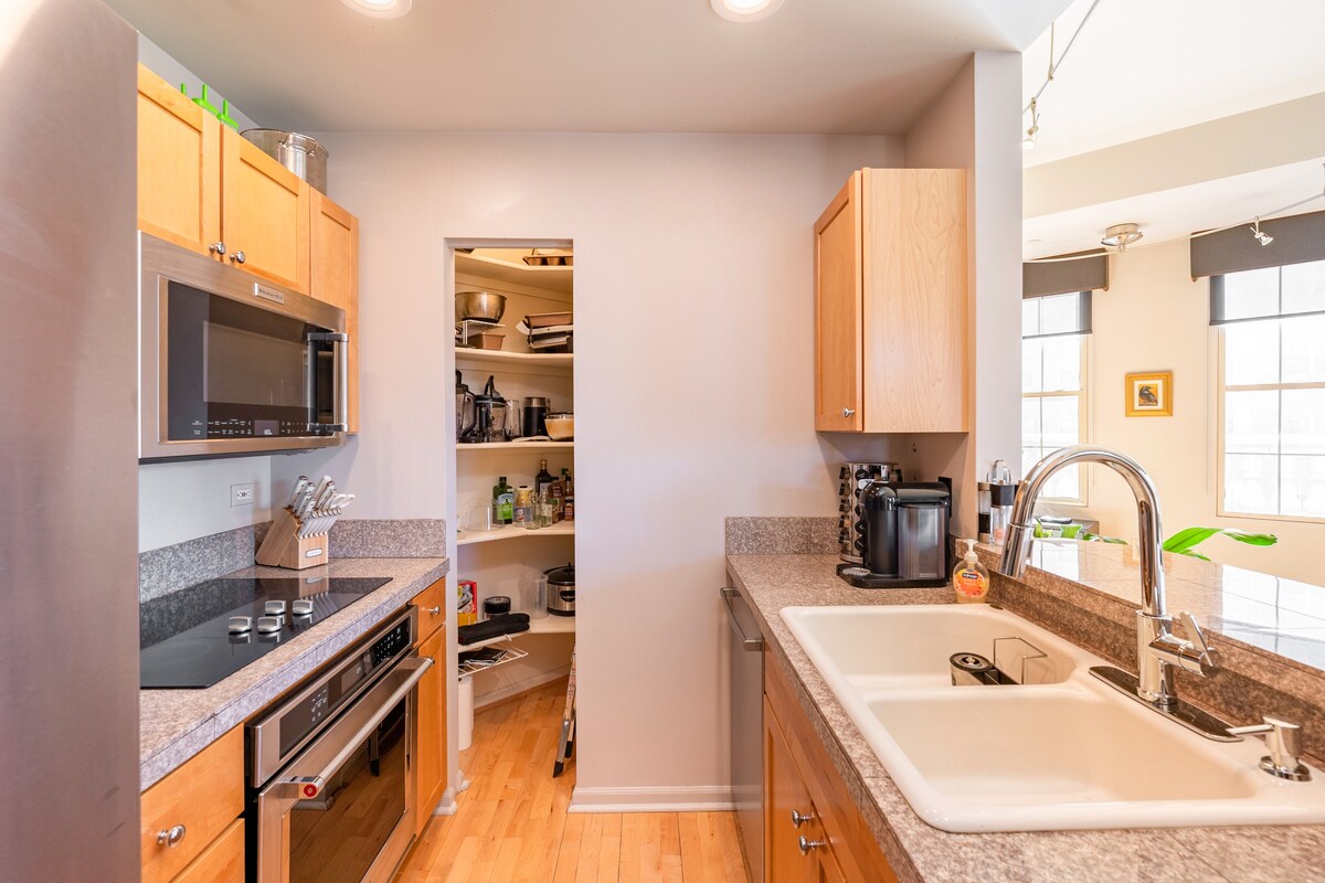 Stunning City + Mtn View Condo, King Bed, Patio photo 3